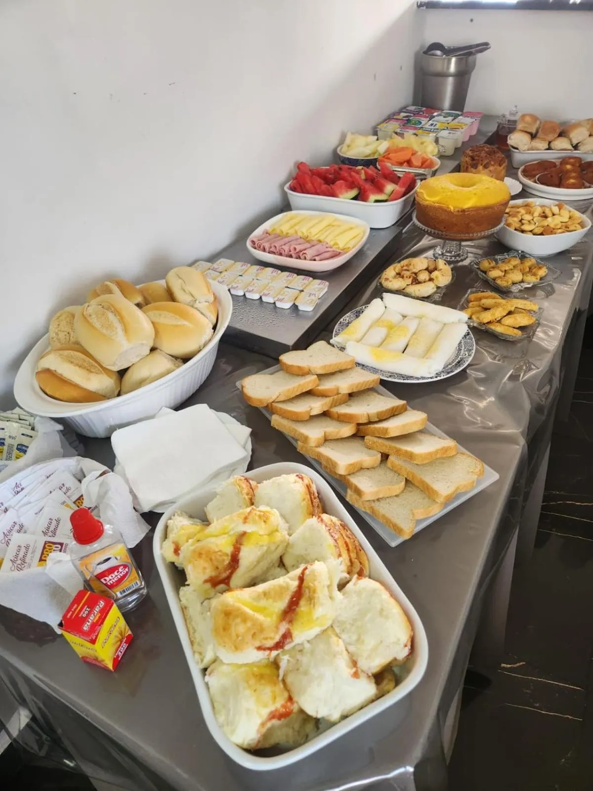 Buffet breakfast in Pousada BOB Suítes