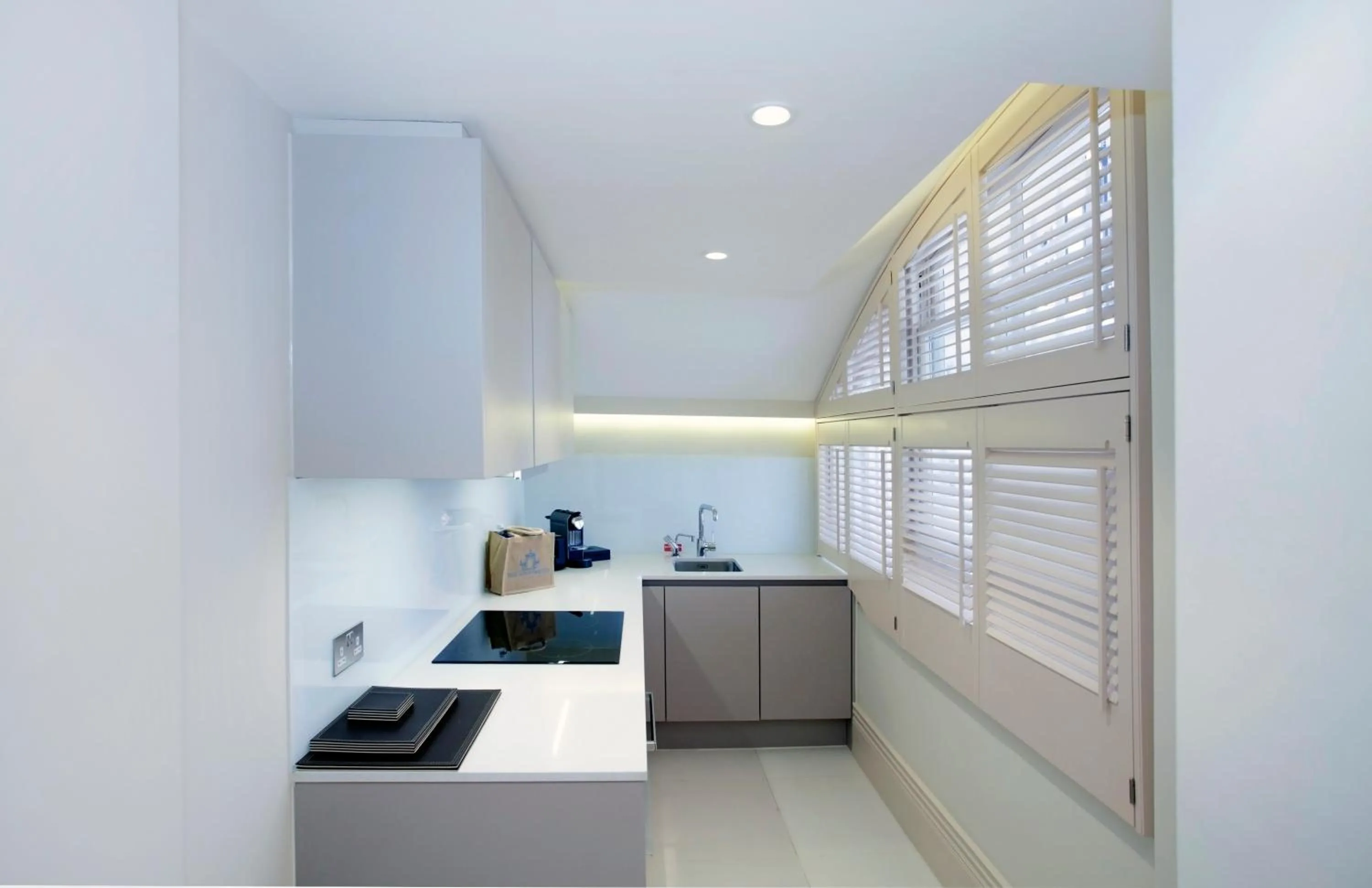 Kitchen or kitchenette in The Apartments by The Sloane Club