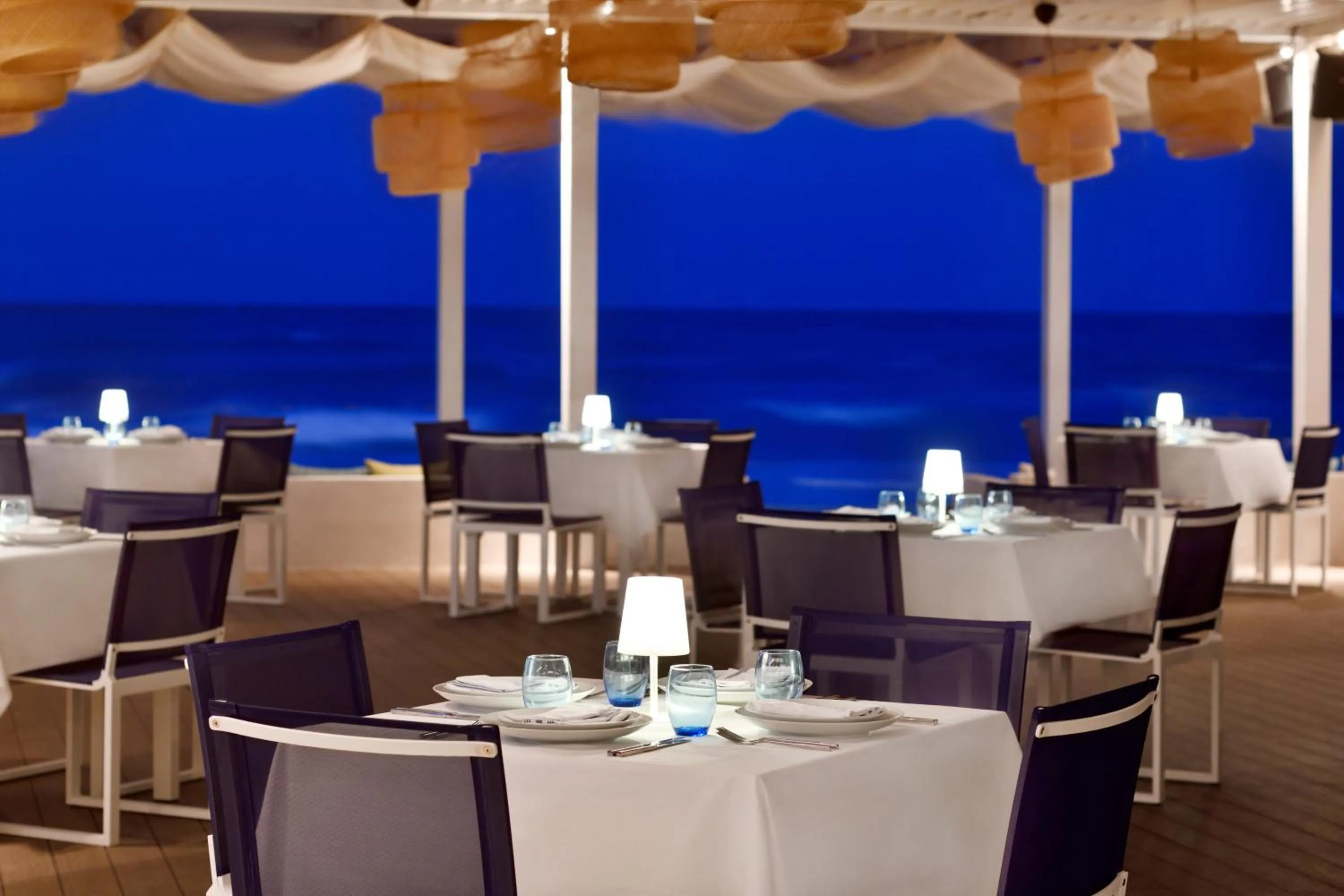 Restaurant/places to eat in Al Alamein Hotel