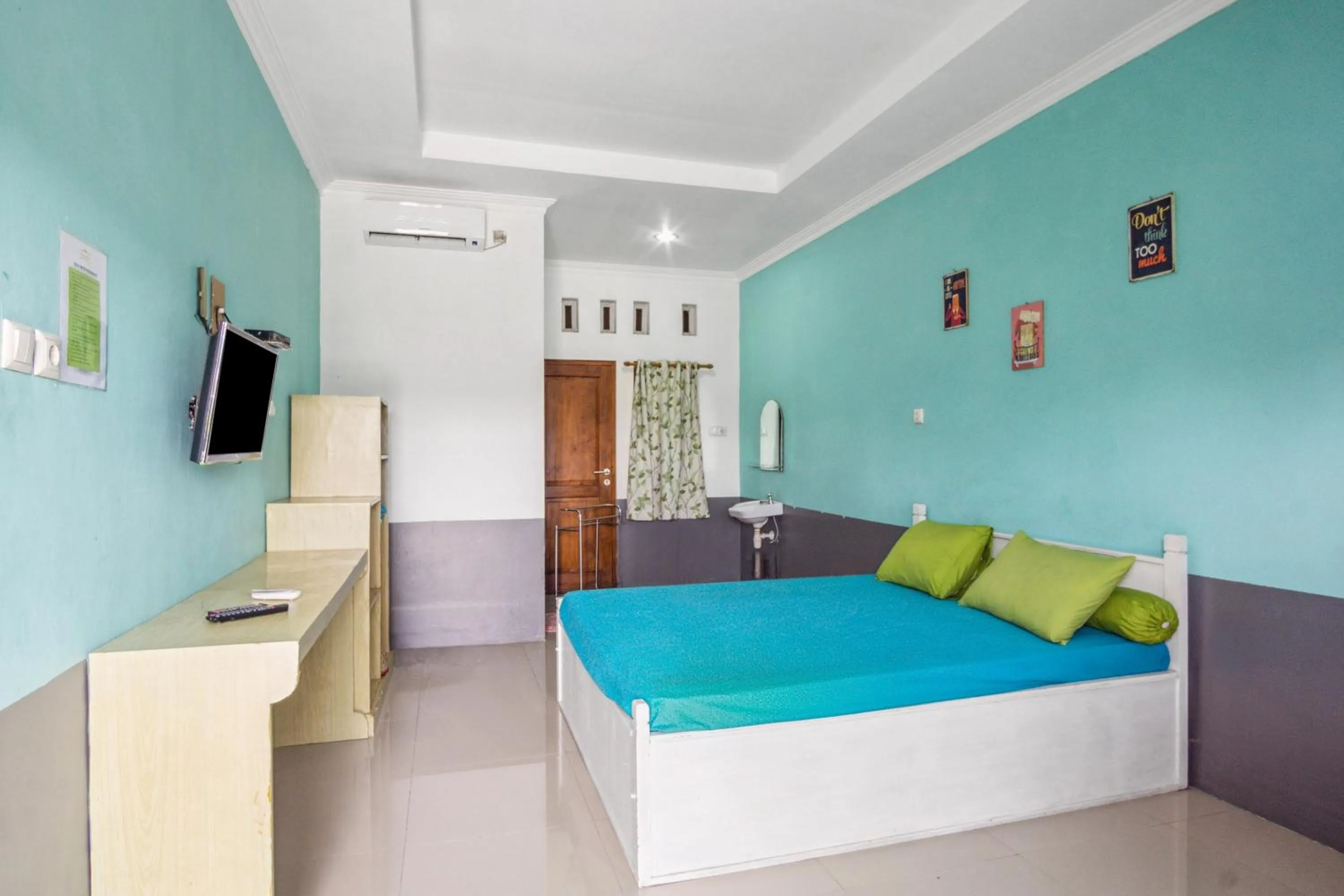 Bed in Joglo Ndalem Sabine Syariah