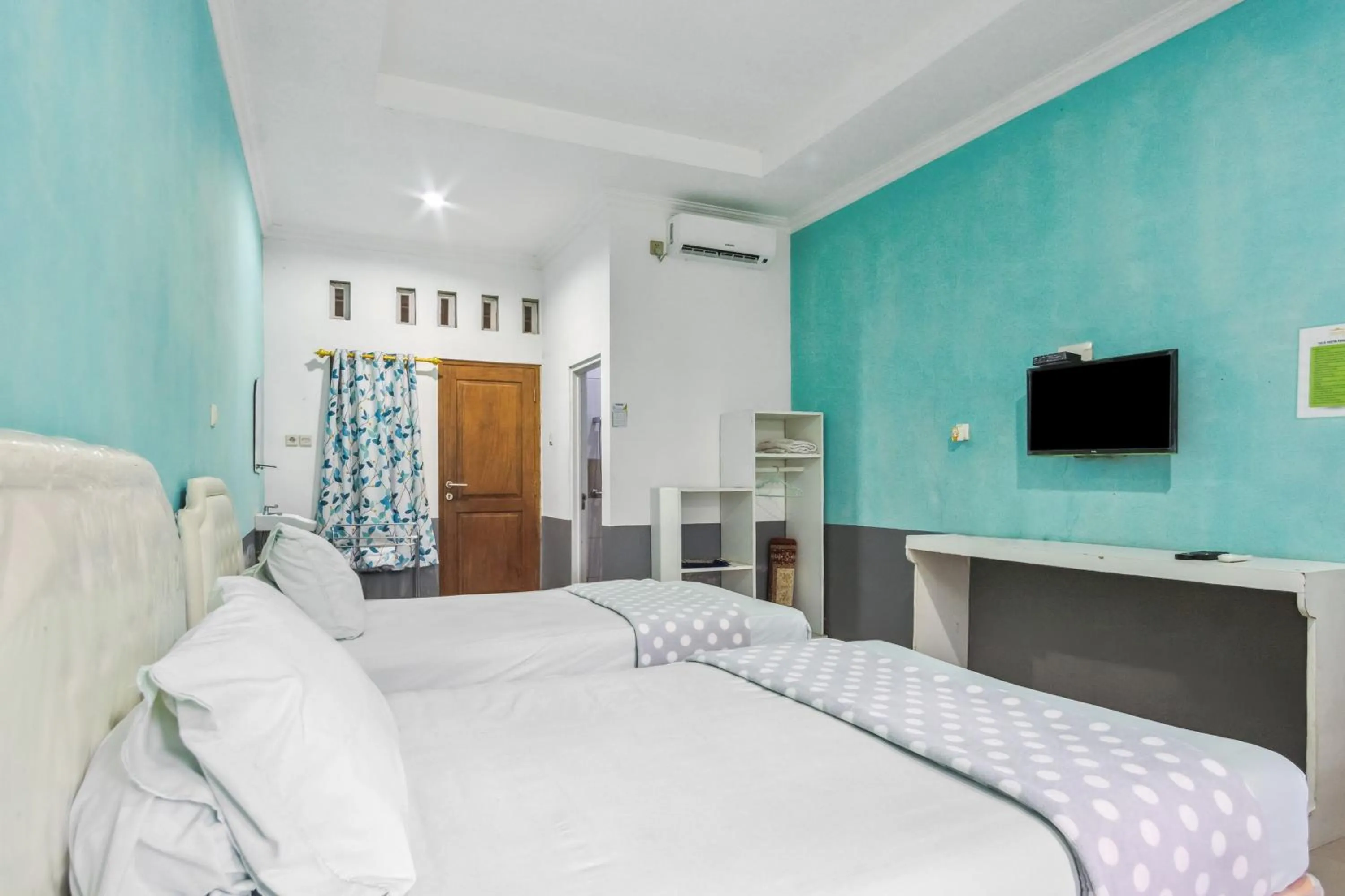 Bed in Joglo Ndalem Sabine Syariah