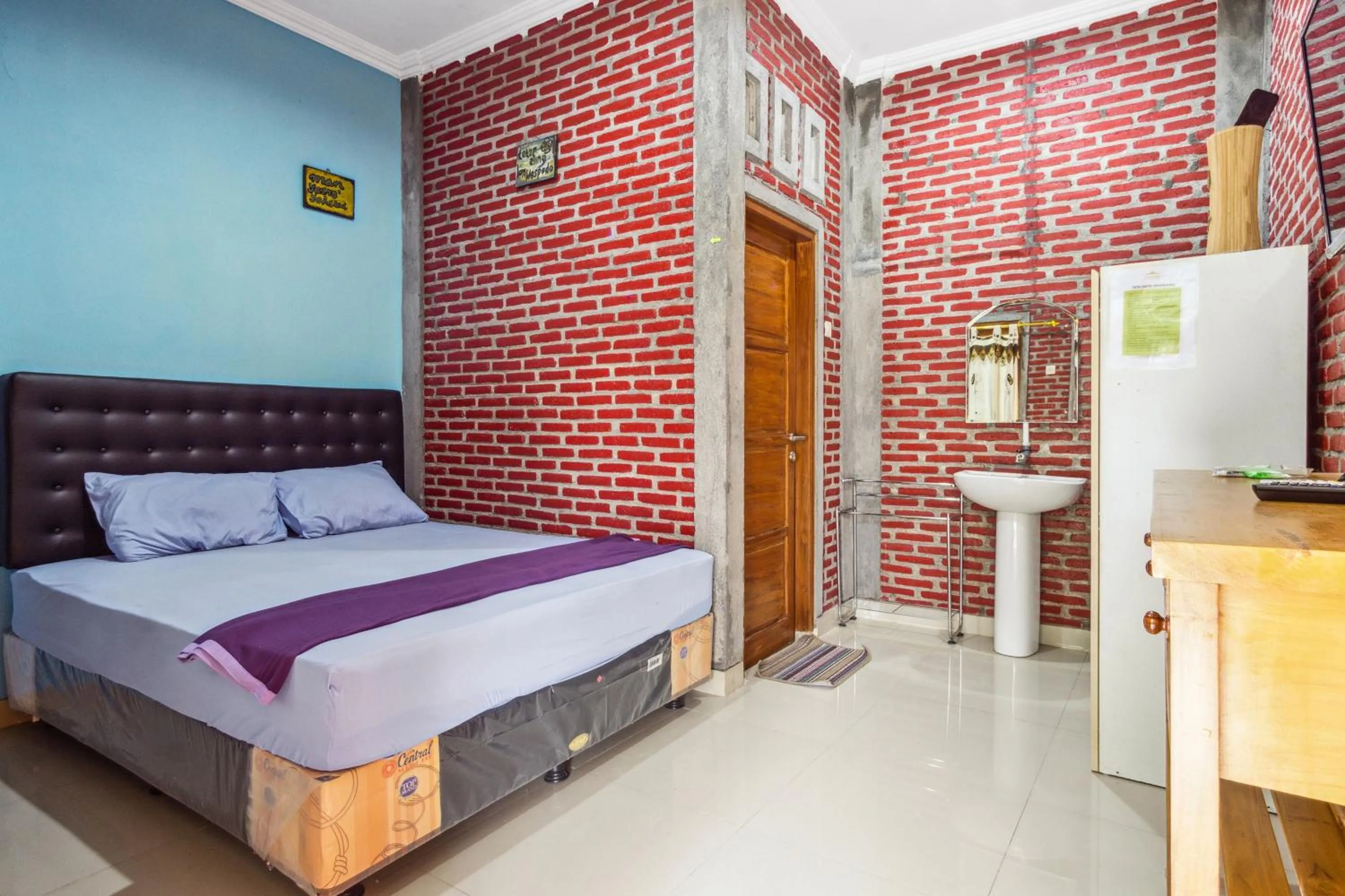 Bed in Joglo Ndalem Sabine Syariah