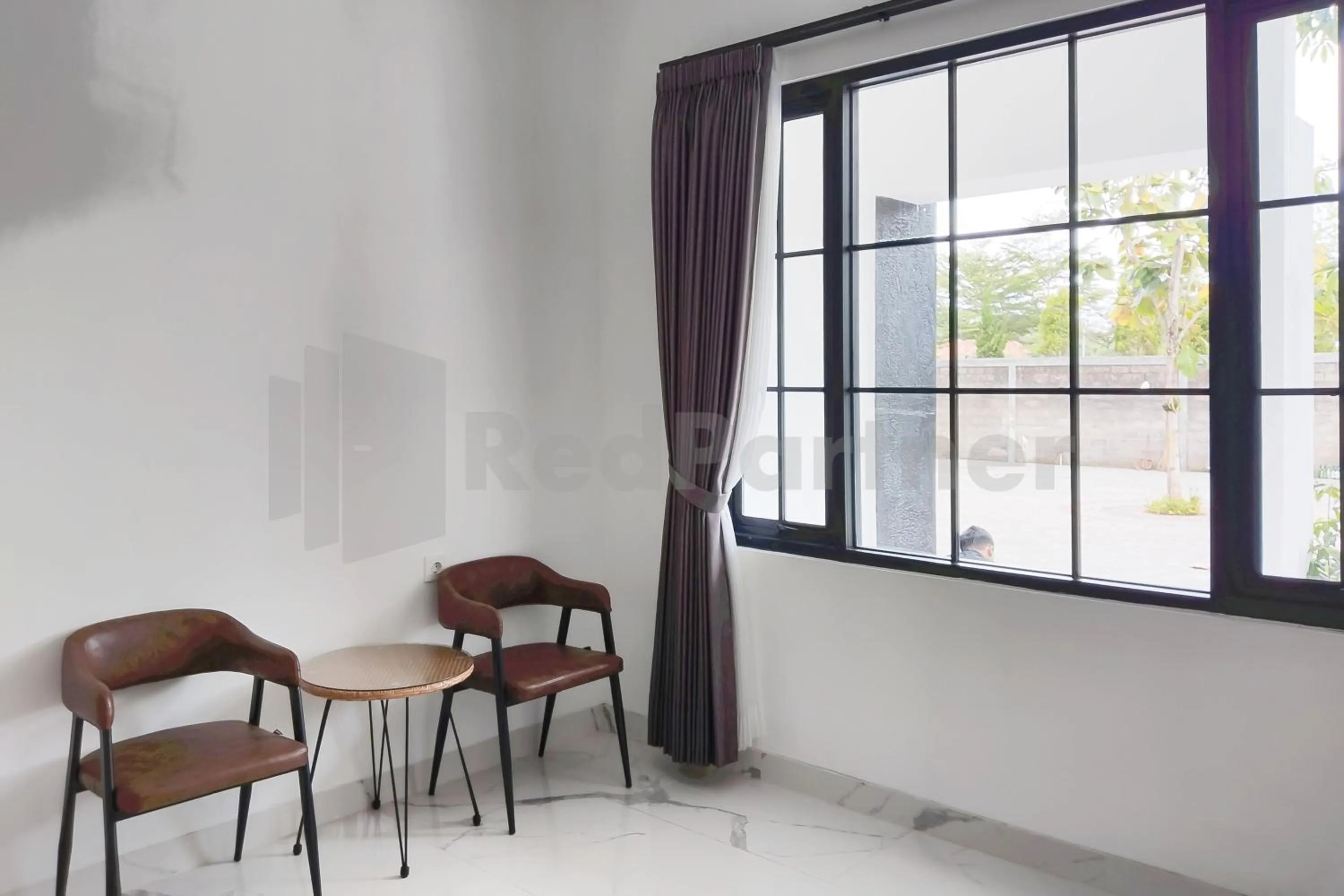 Seating area in Khayrizsan Premium Mitra RedDoorz