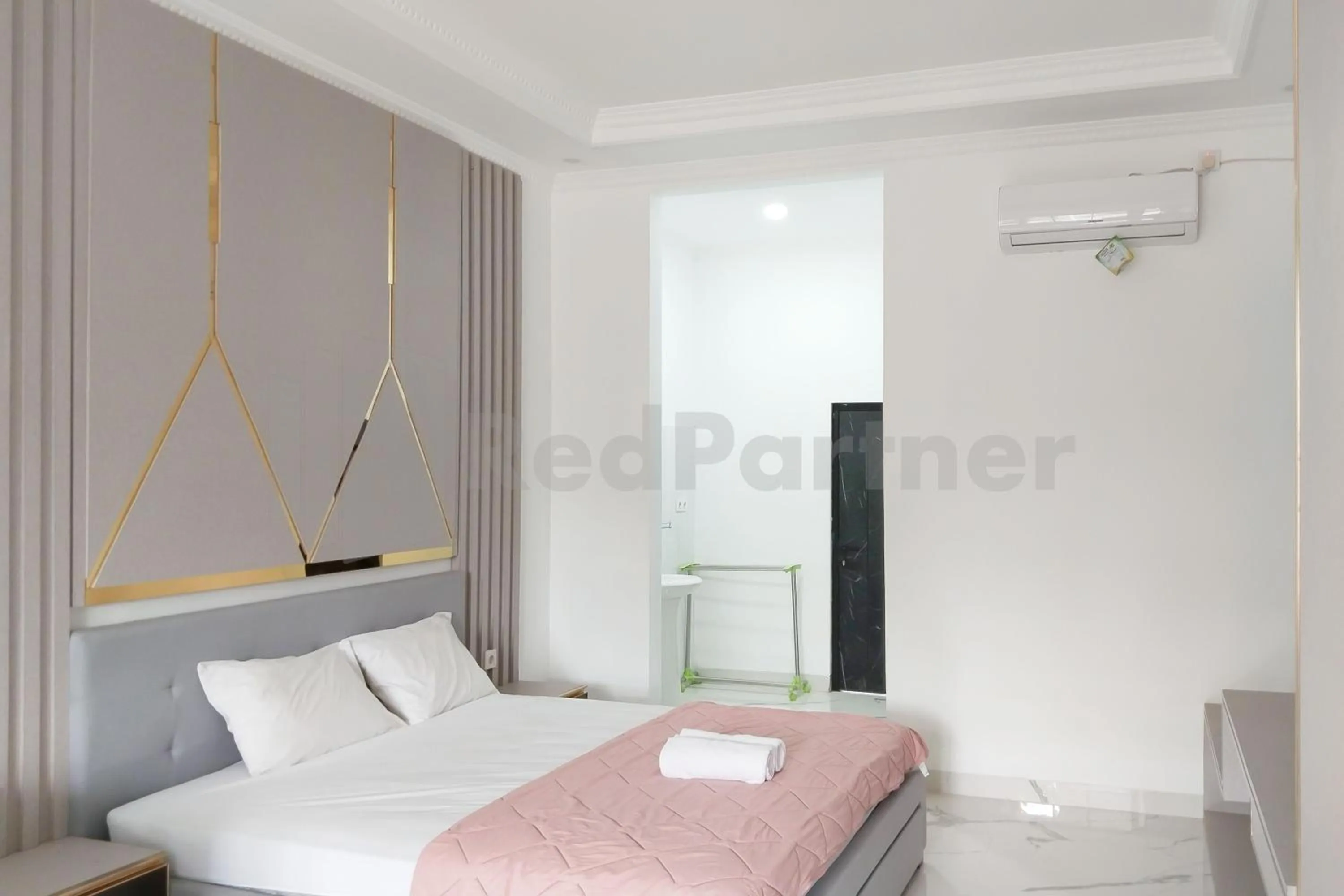 Bedroom, Bed in Khayrizsan Premium Mitra RedDoorz