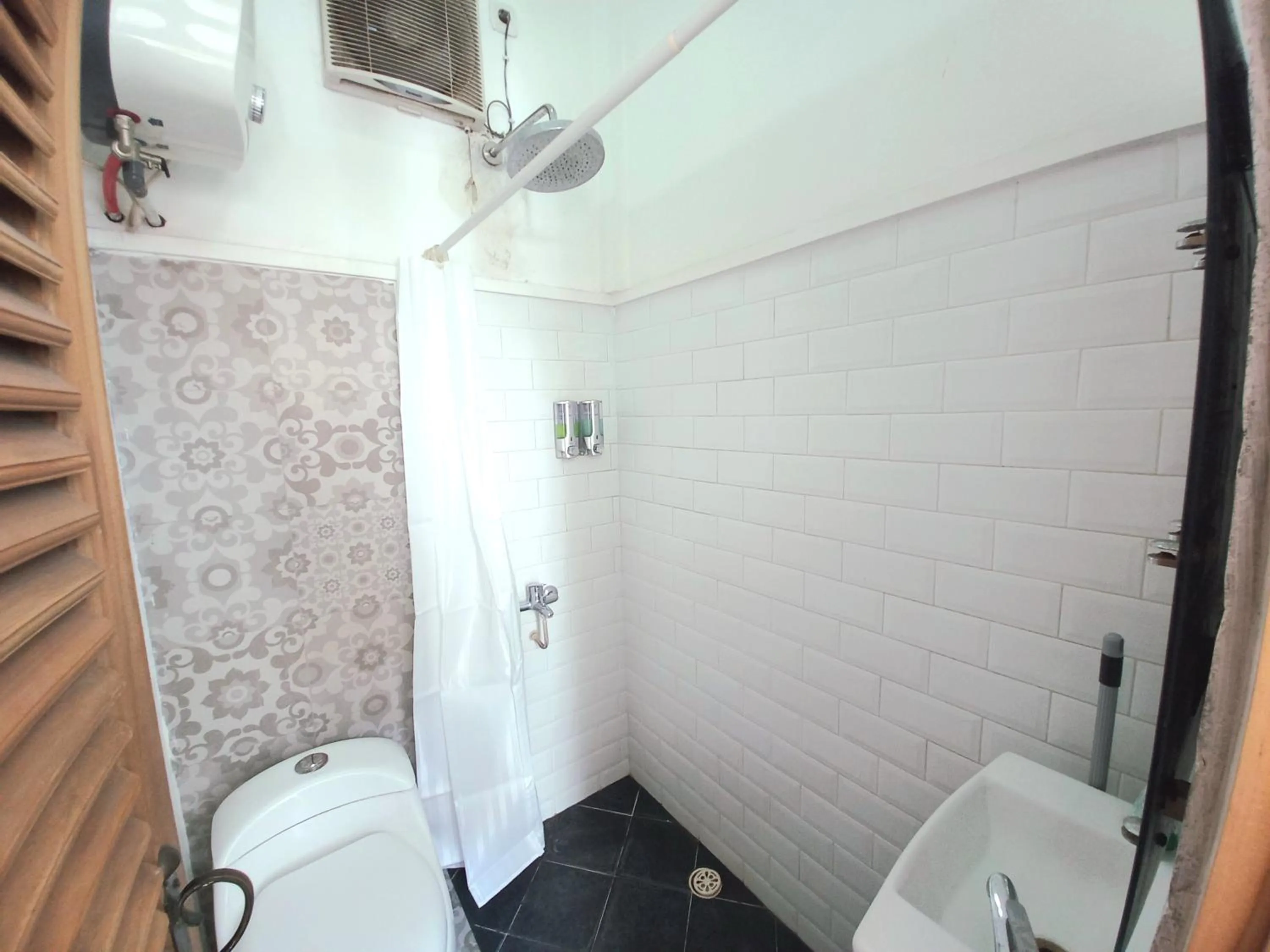 Bathroom in Homestay Jogja Rumah Obit By Simply Homy