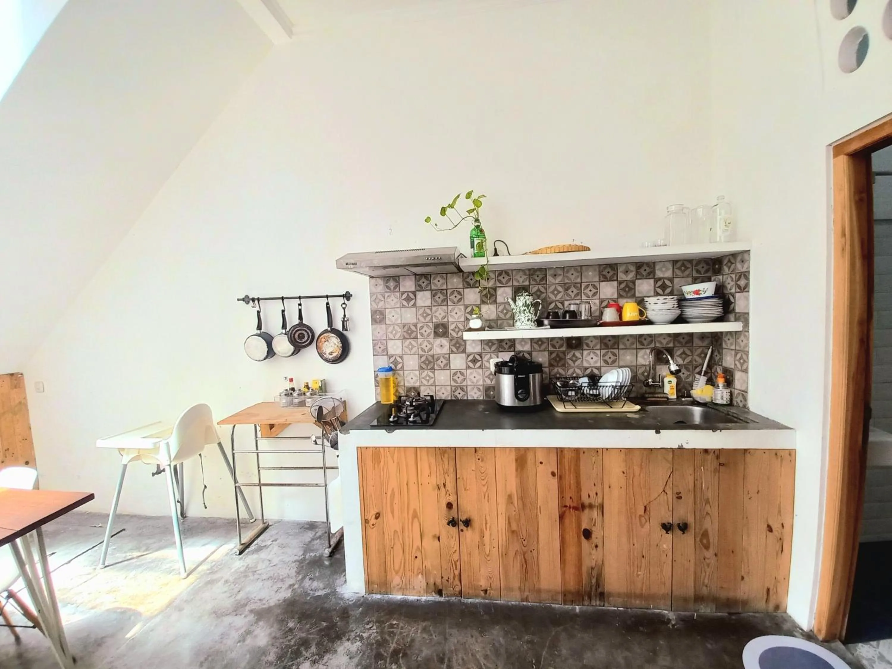 Kitchen or kitchenette in Homestay Jogja Rumah Obit By Simply Homy