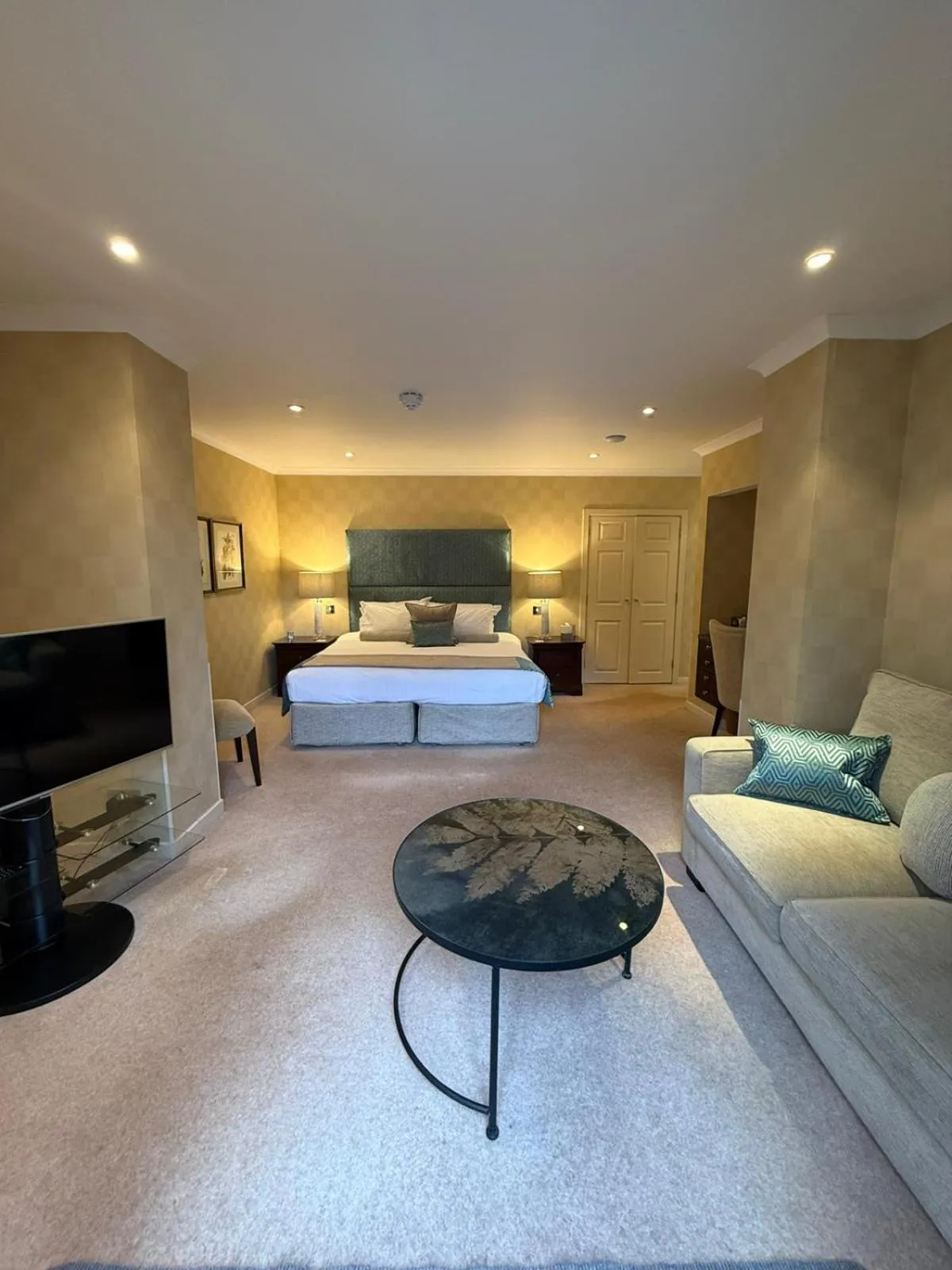 Bedroom, Bed in The Airds Hotel and Restaurant