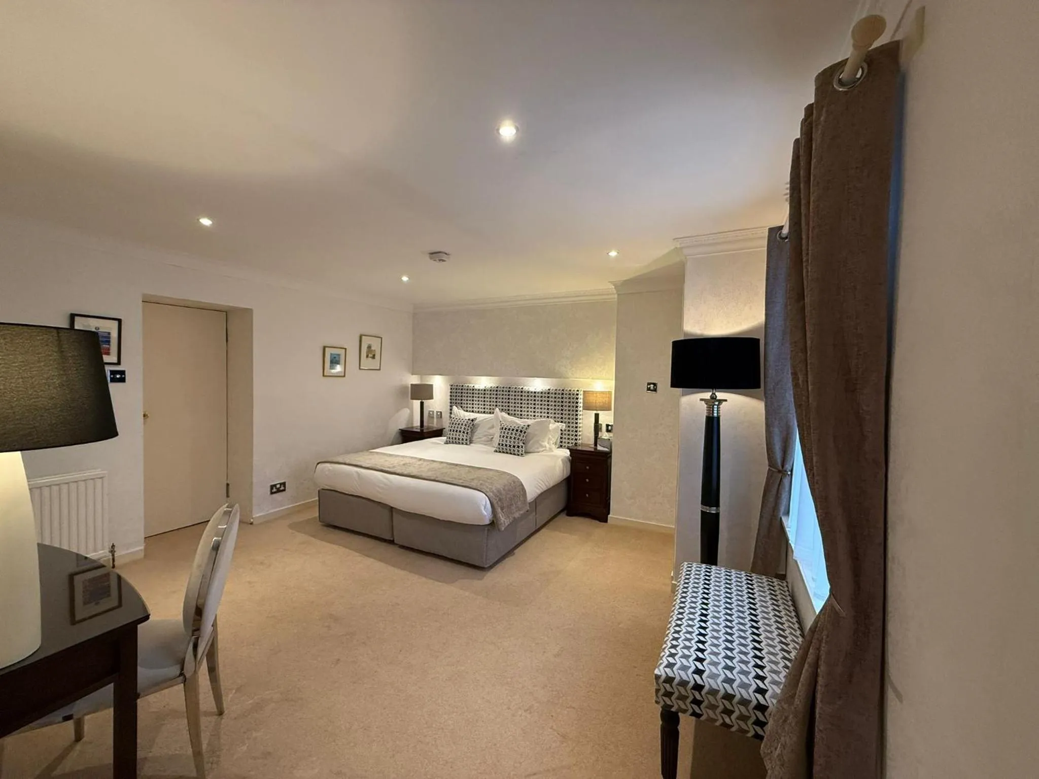 Bedroom, Bed in The Airds Hotel and Restaurant