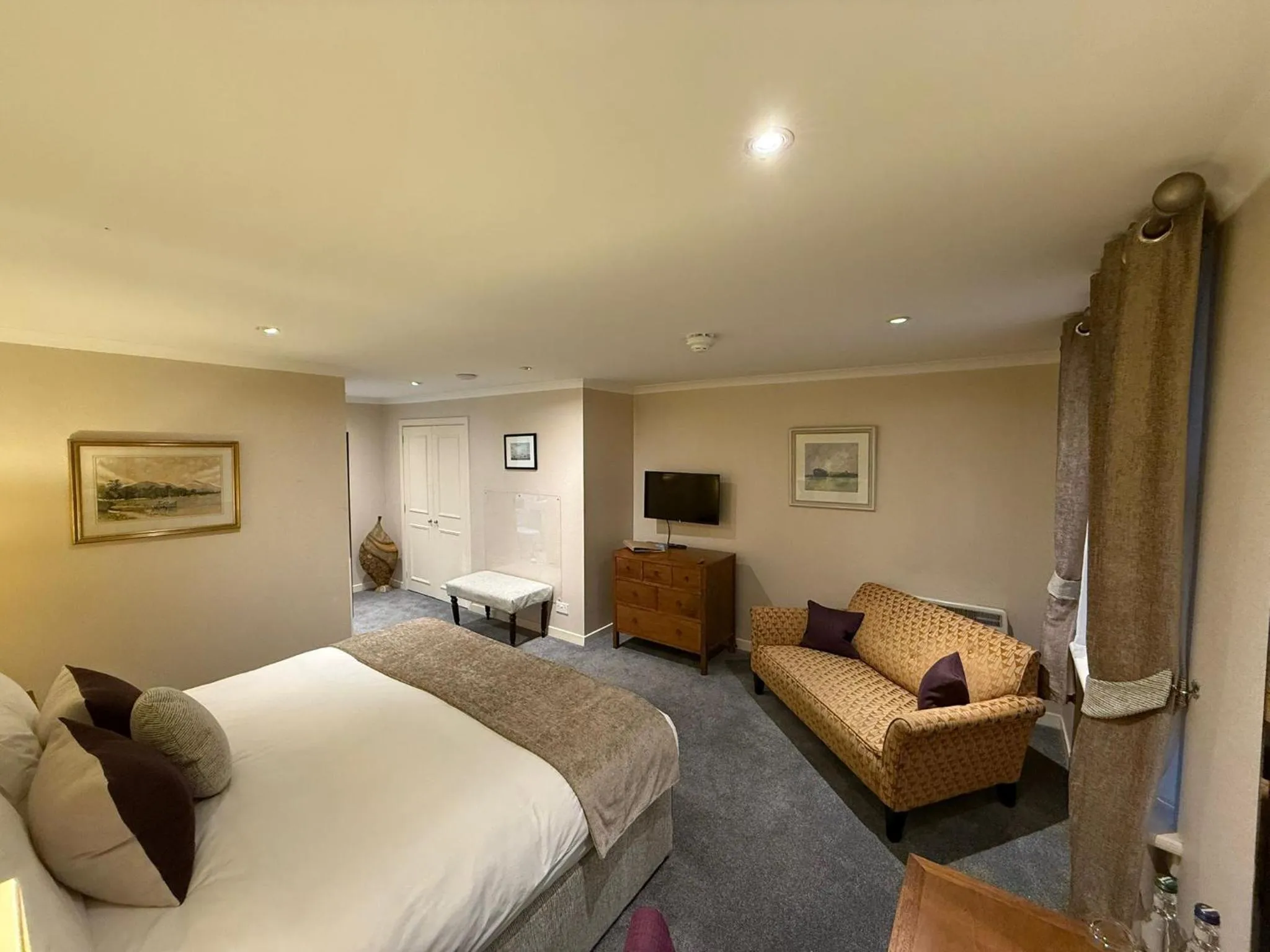 Bedroom, Bed in The Airds Hotel and Restaurant