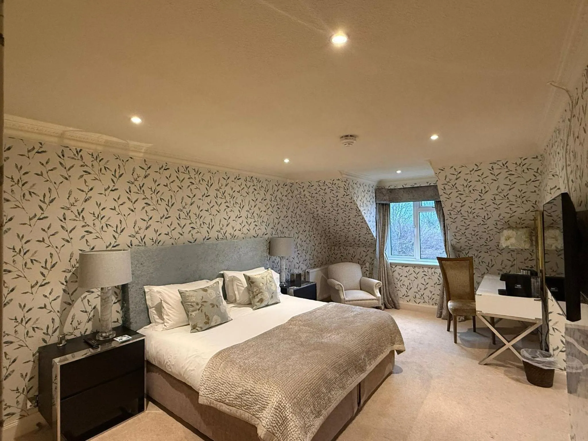 Bedroom, Bed in The Airds Hotel and Restaurant