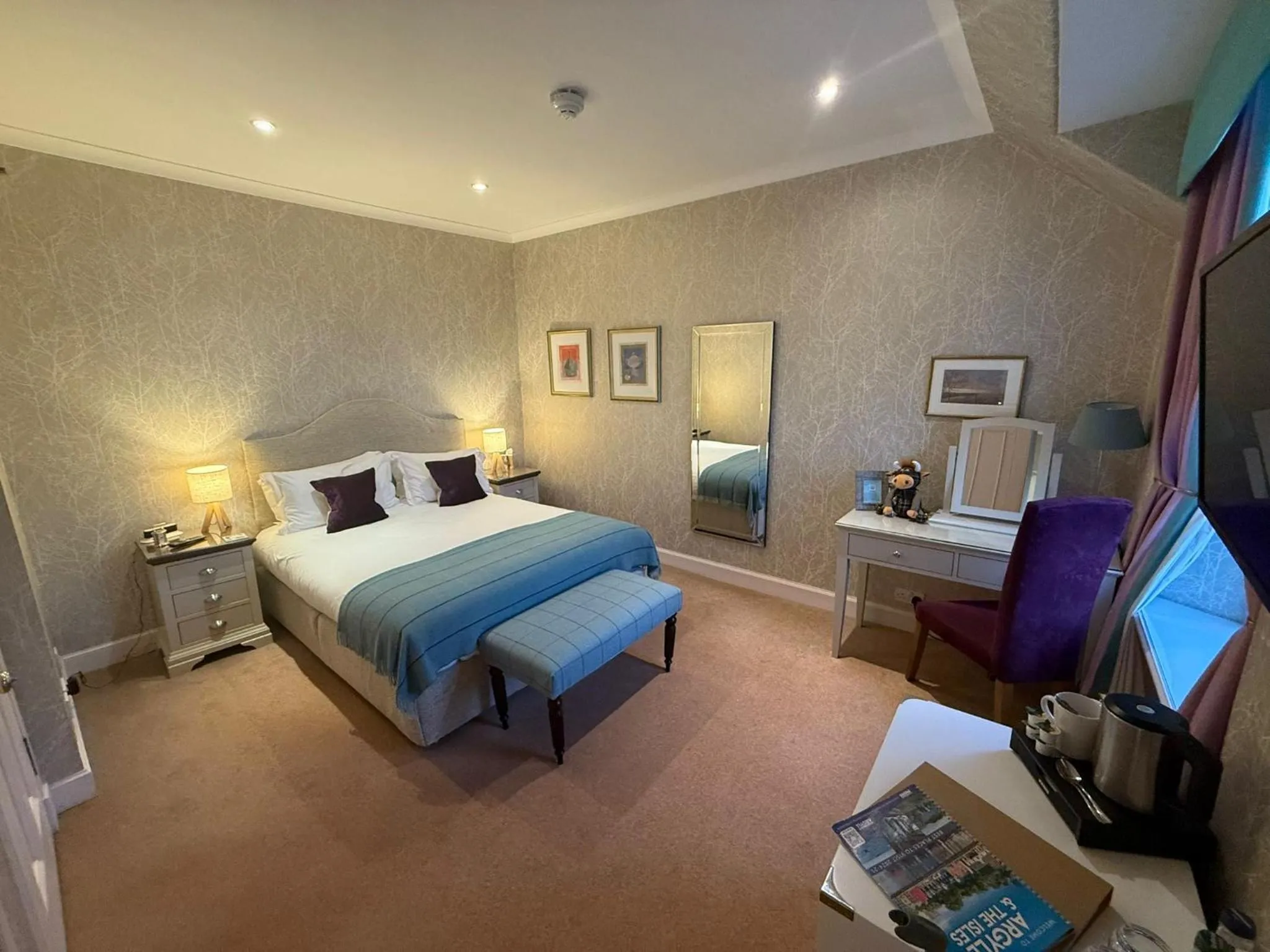 room service, Bed in The Airds Hotel and Restaurant