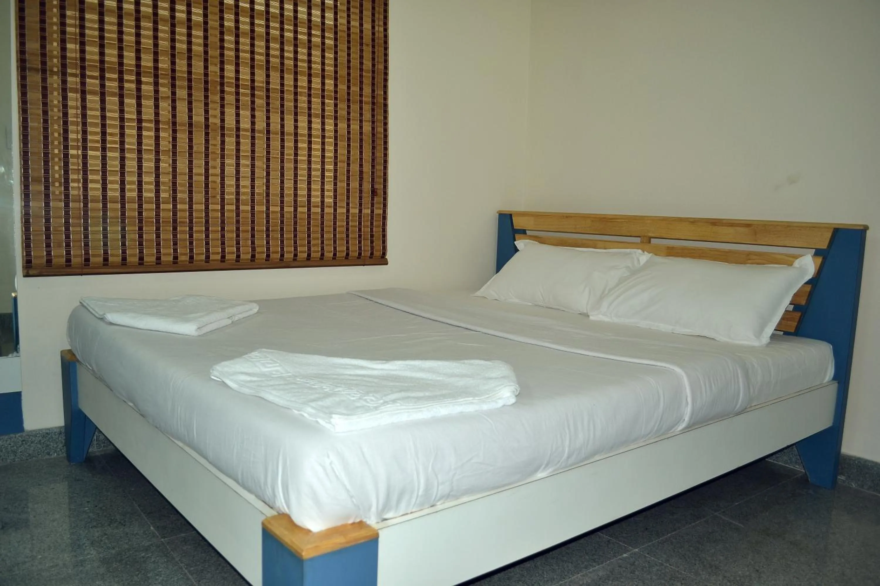 Bedroom, Bed in Metro Park