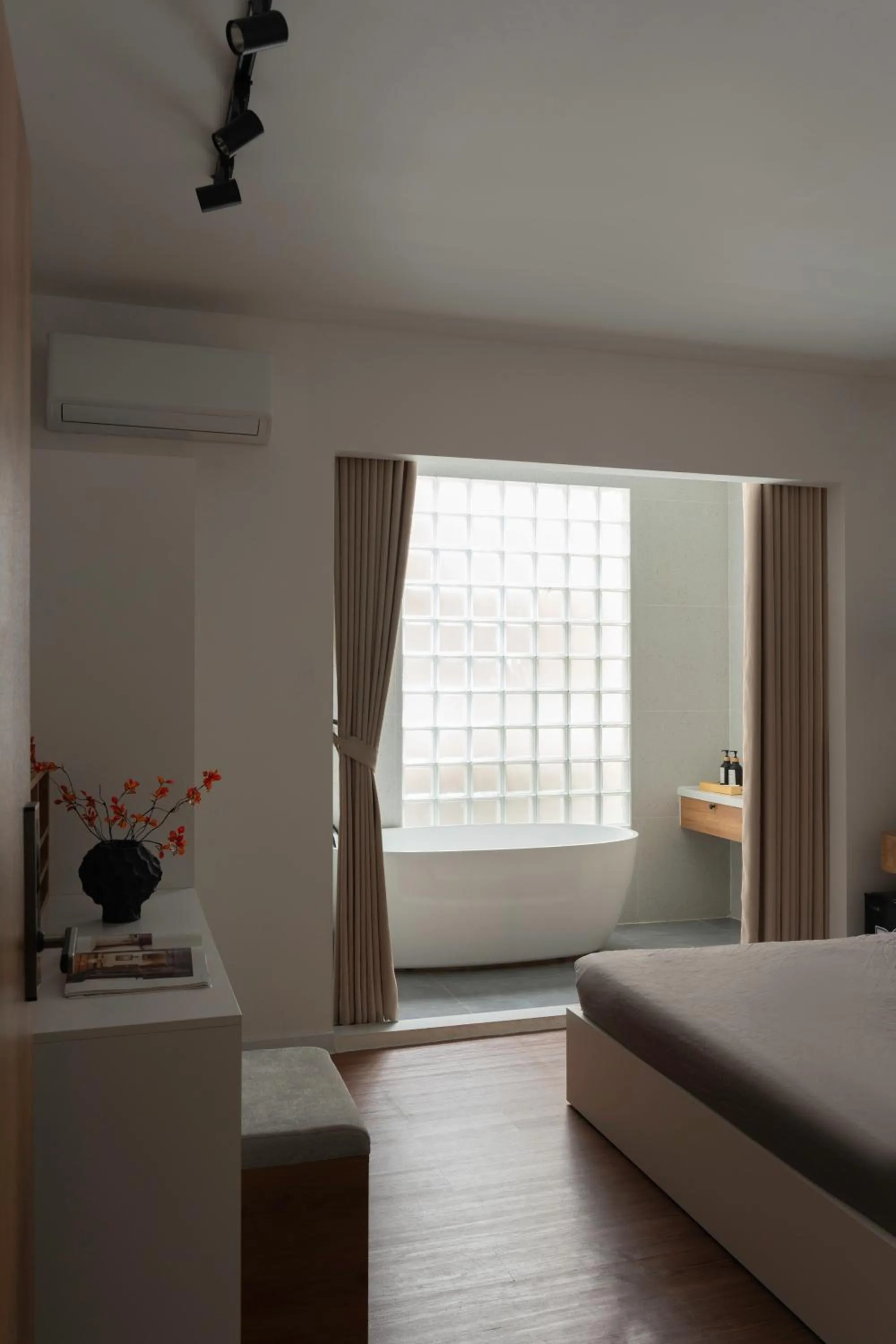 Bathroom, Bed in Zeus Living - City Central