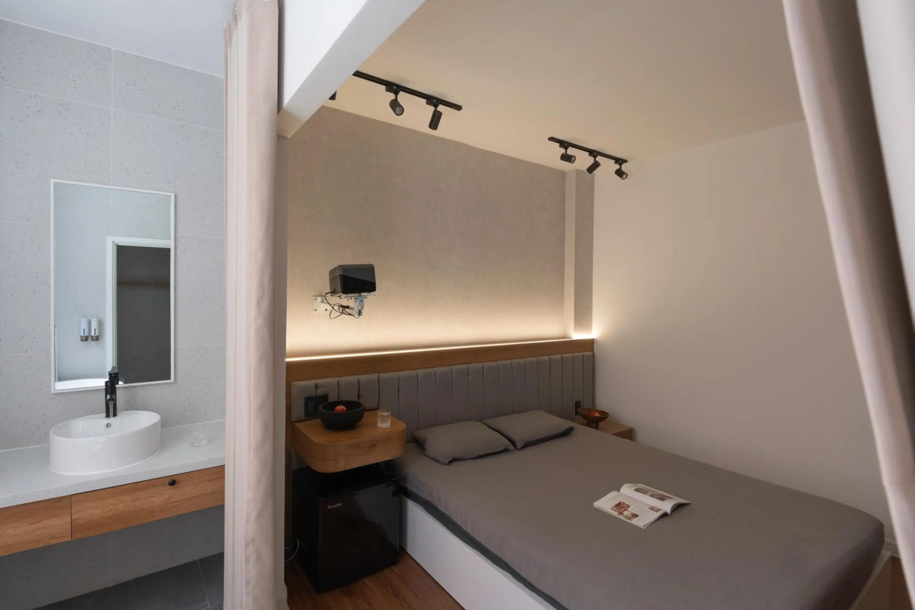 Property building, Bed in Zeus Living - City Central