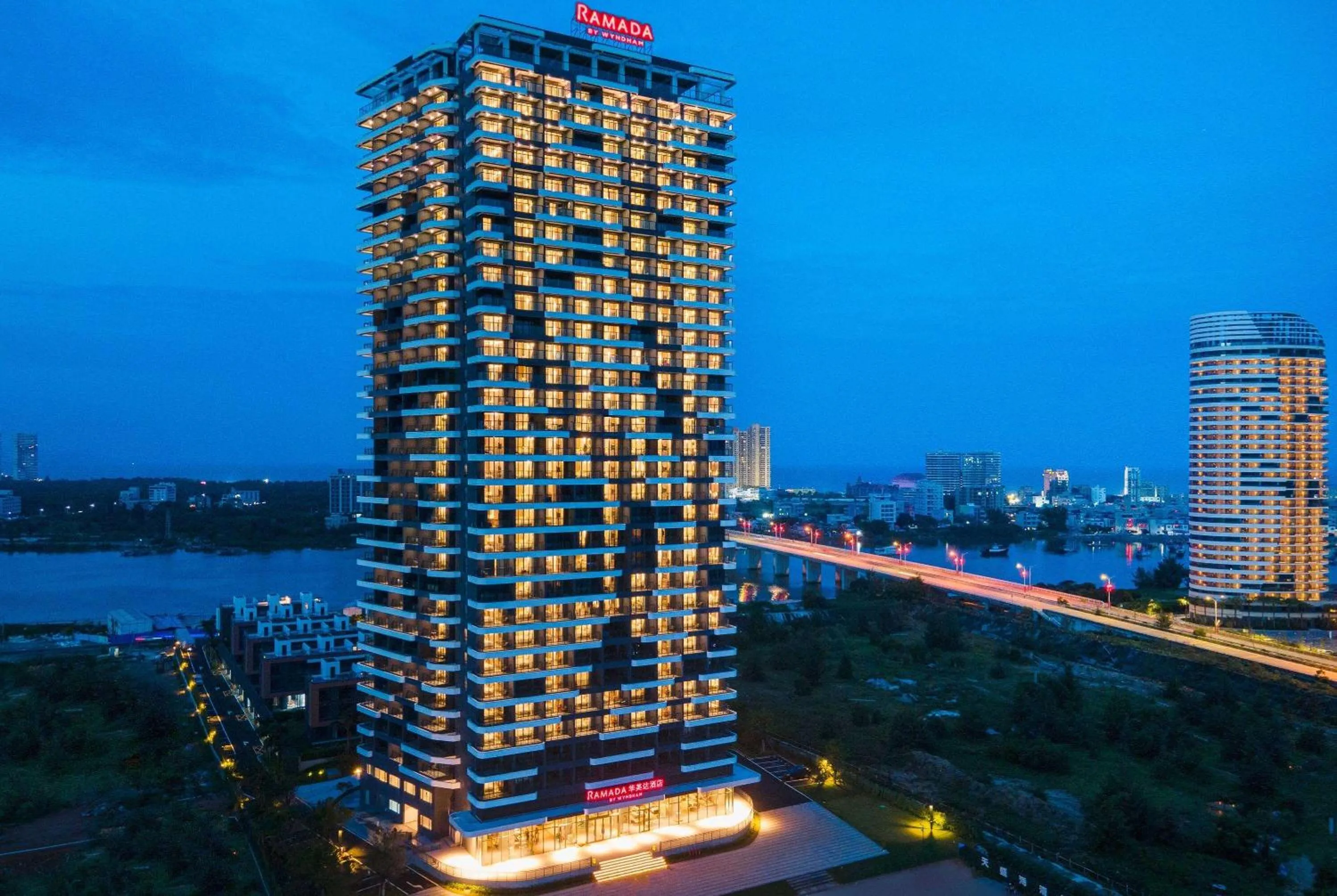 Property building in Ramada by Wyndham Huizhou Double Moon Bay