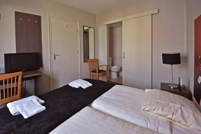 Photo of the whole room, Bed in Royal