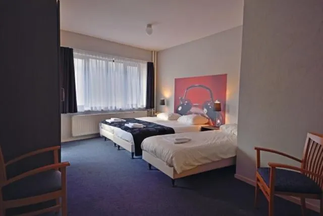 Photo of the whole room, Bed in Royal