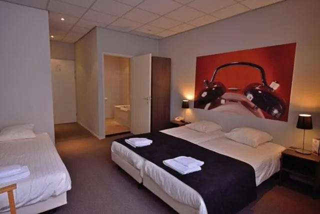 Photo of the whole room, Bed in Royal