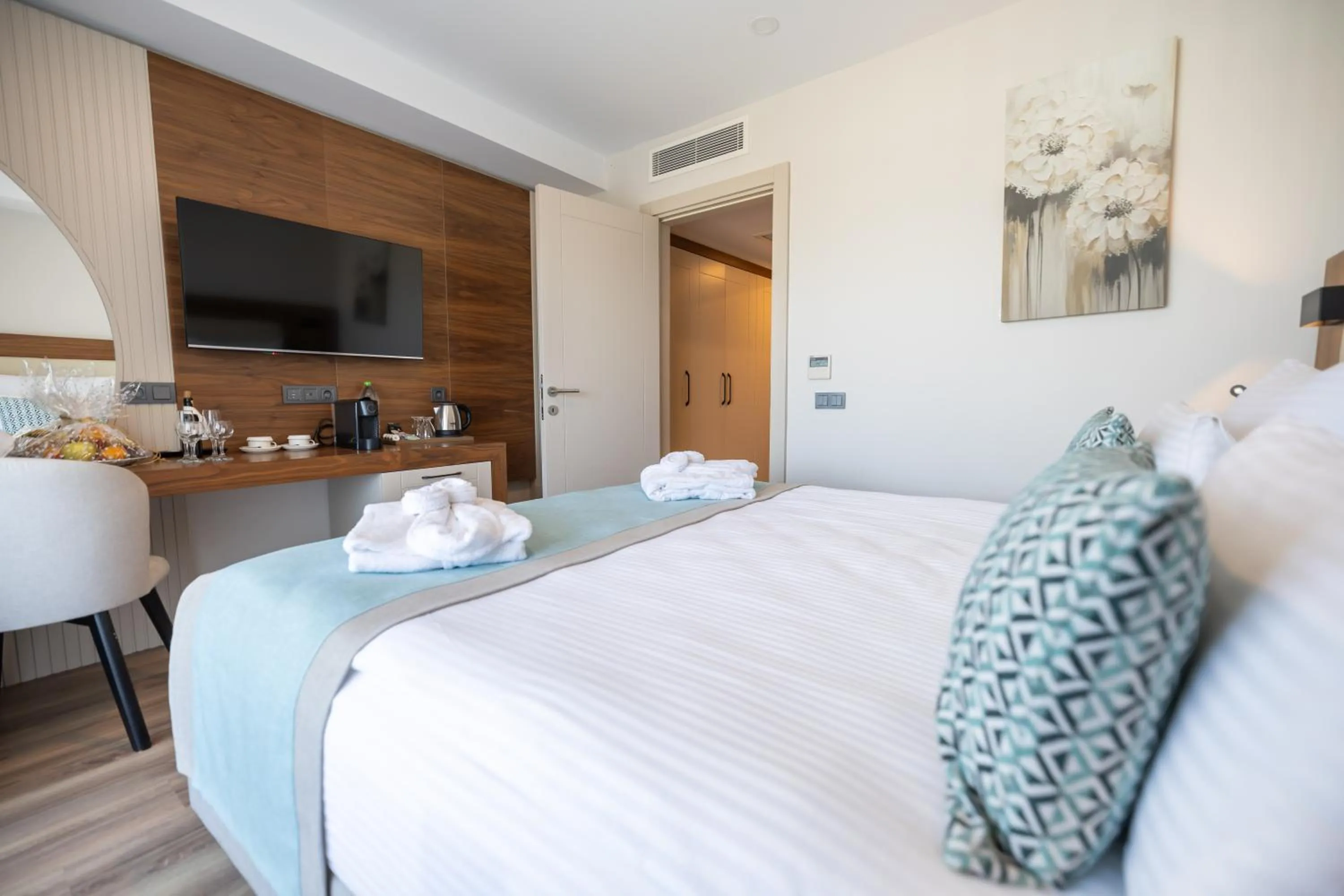 Bed in Side Moon Palace Hotel