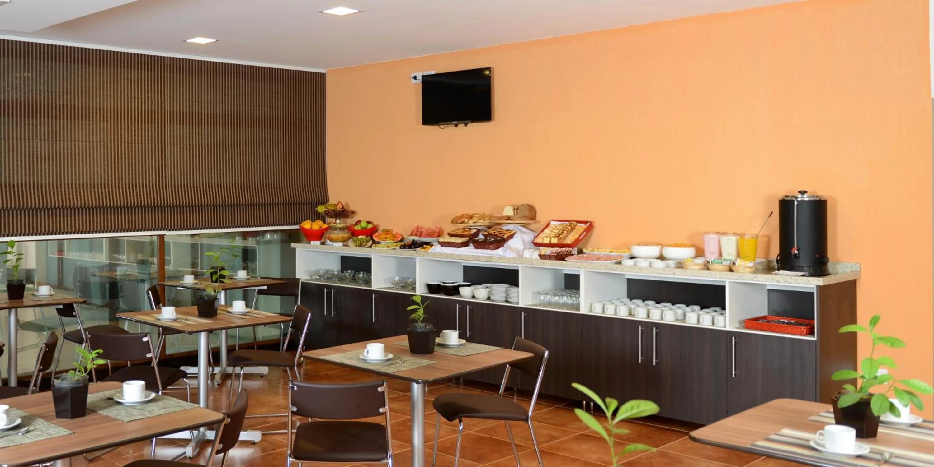 Buffet breakfast in ARAMI HOTEL & LODGE