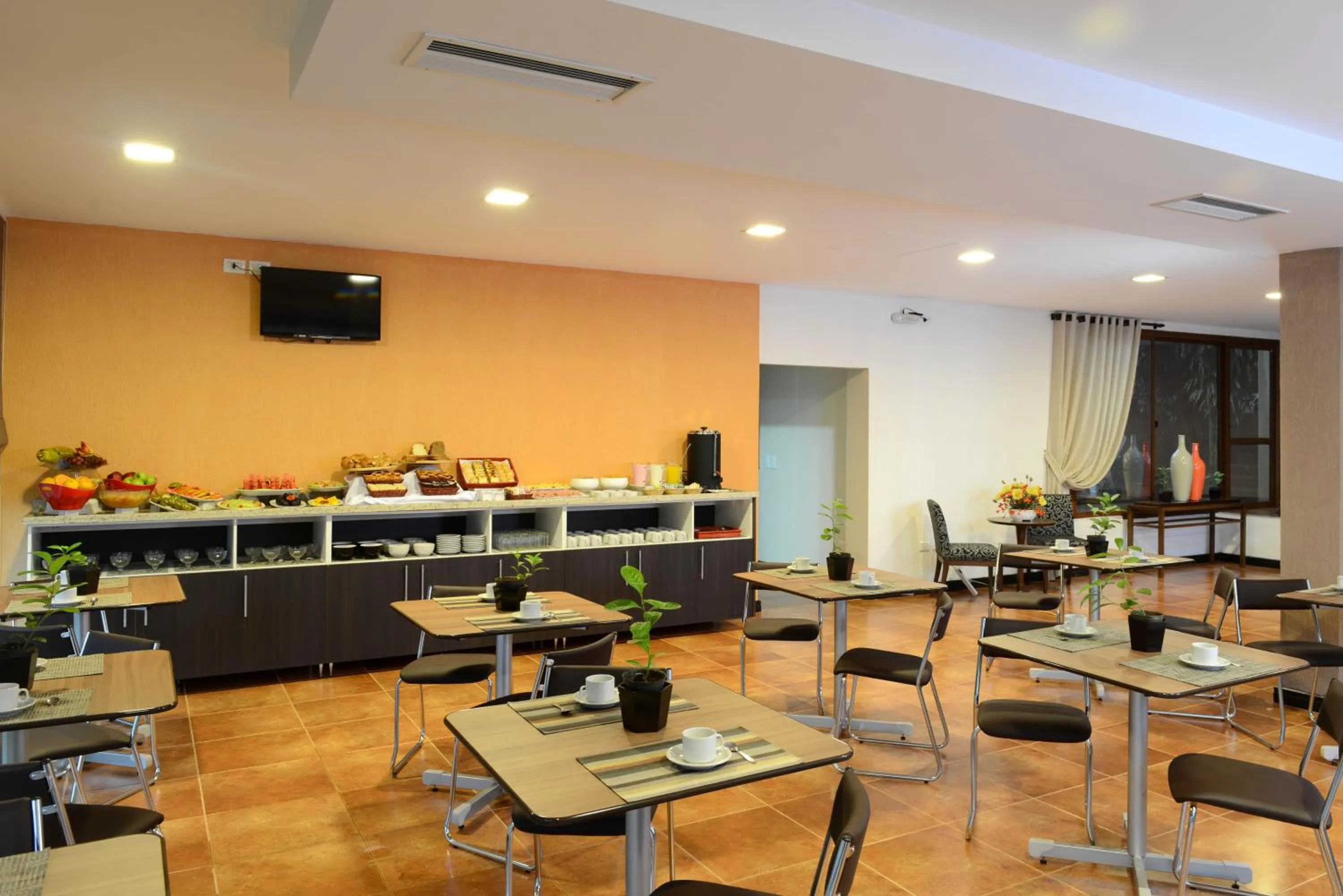 Buffet breakfast in ARAMI HOTEL & LODGE