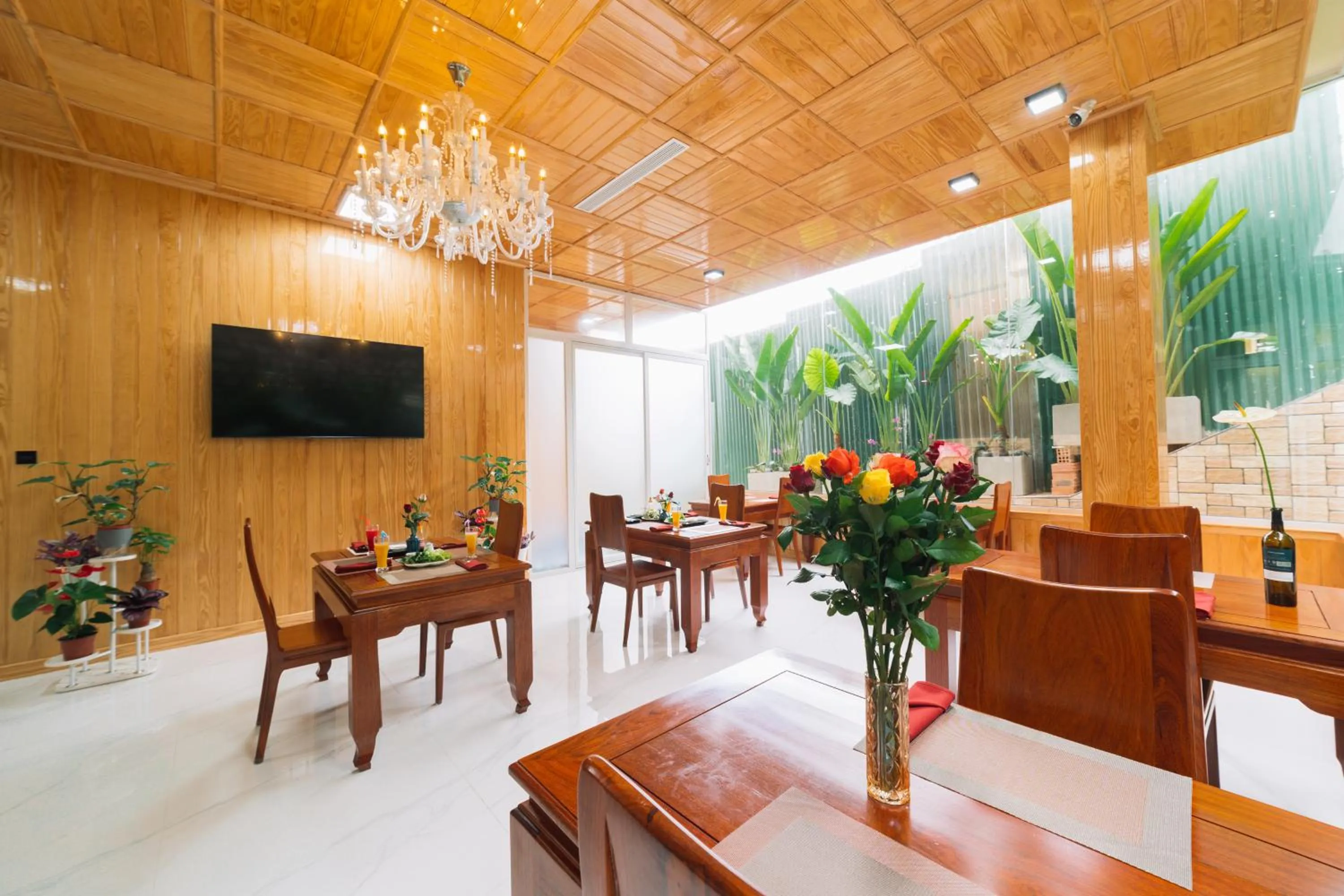 Restaurant/places to eat in Quy Tai Premium Hotel