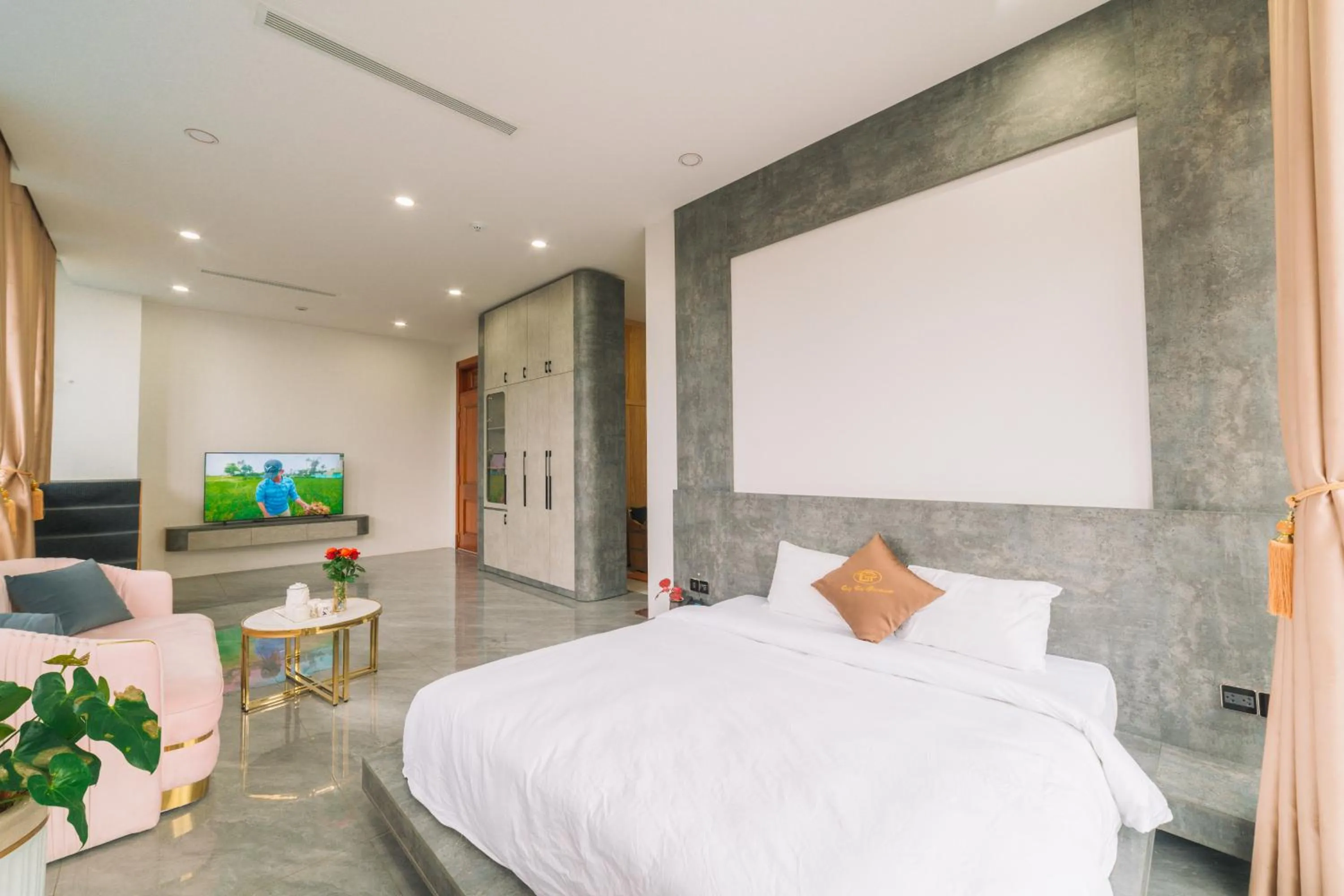 Bed in Quy Tai Premium Hotel