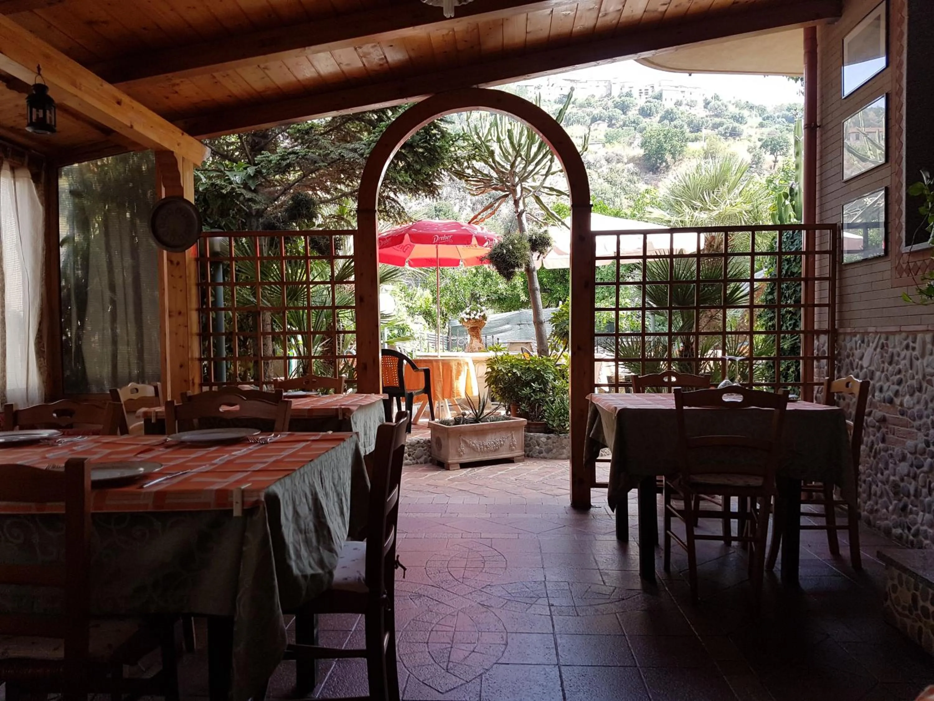 Restaurant/places to eat in Hotel Nautilus