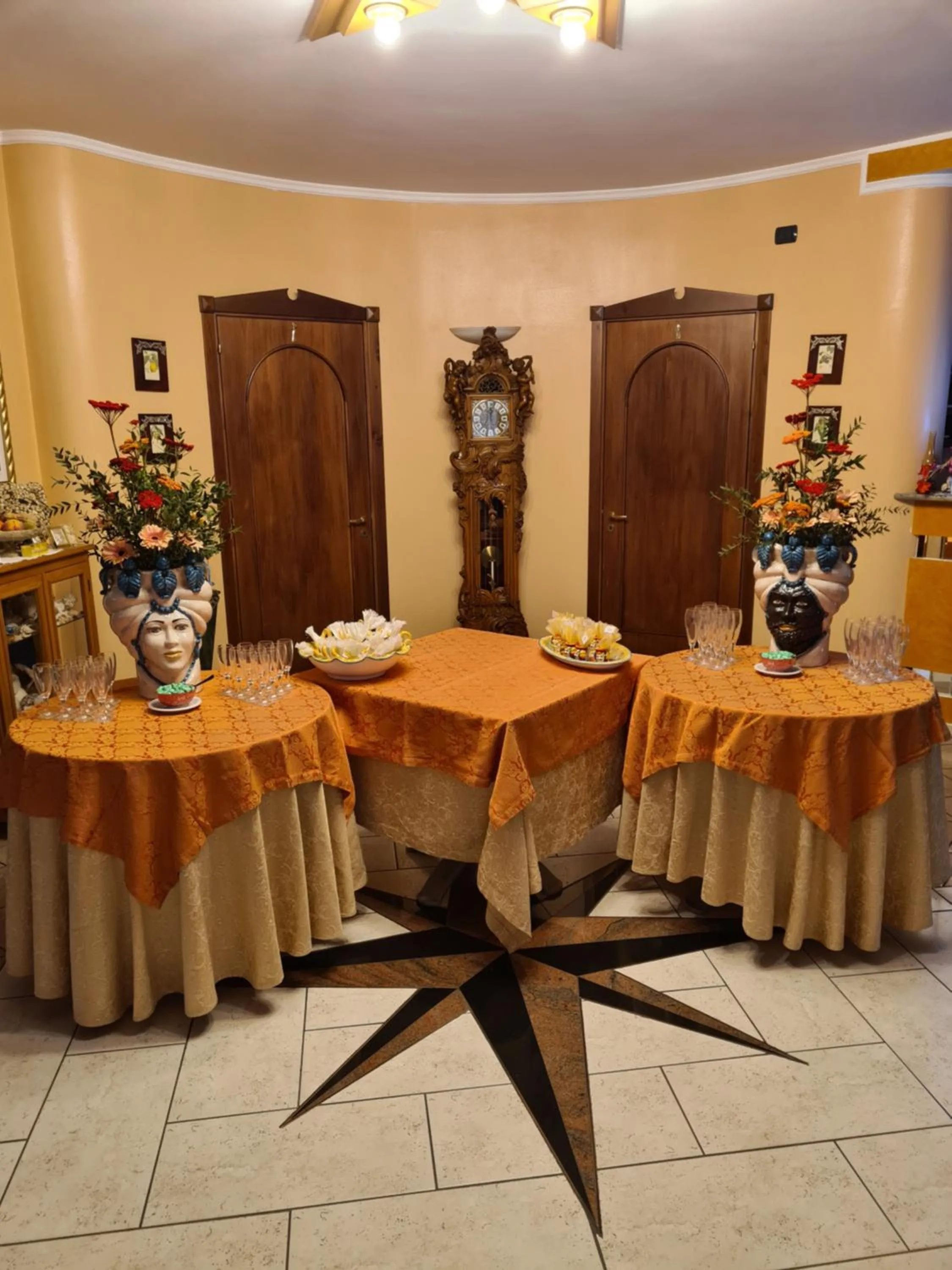 Restaurant/places to eat in Hotel Nautilus