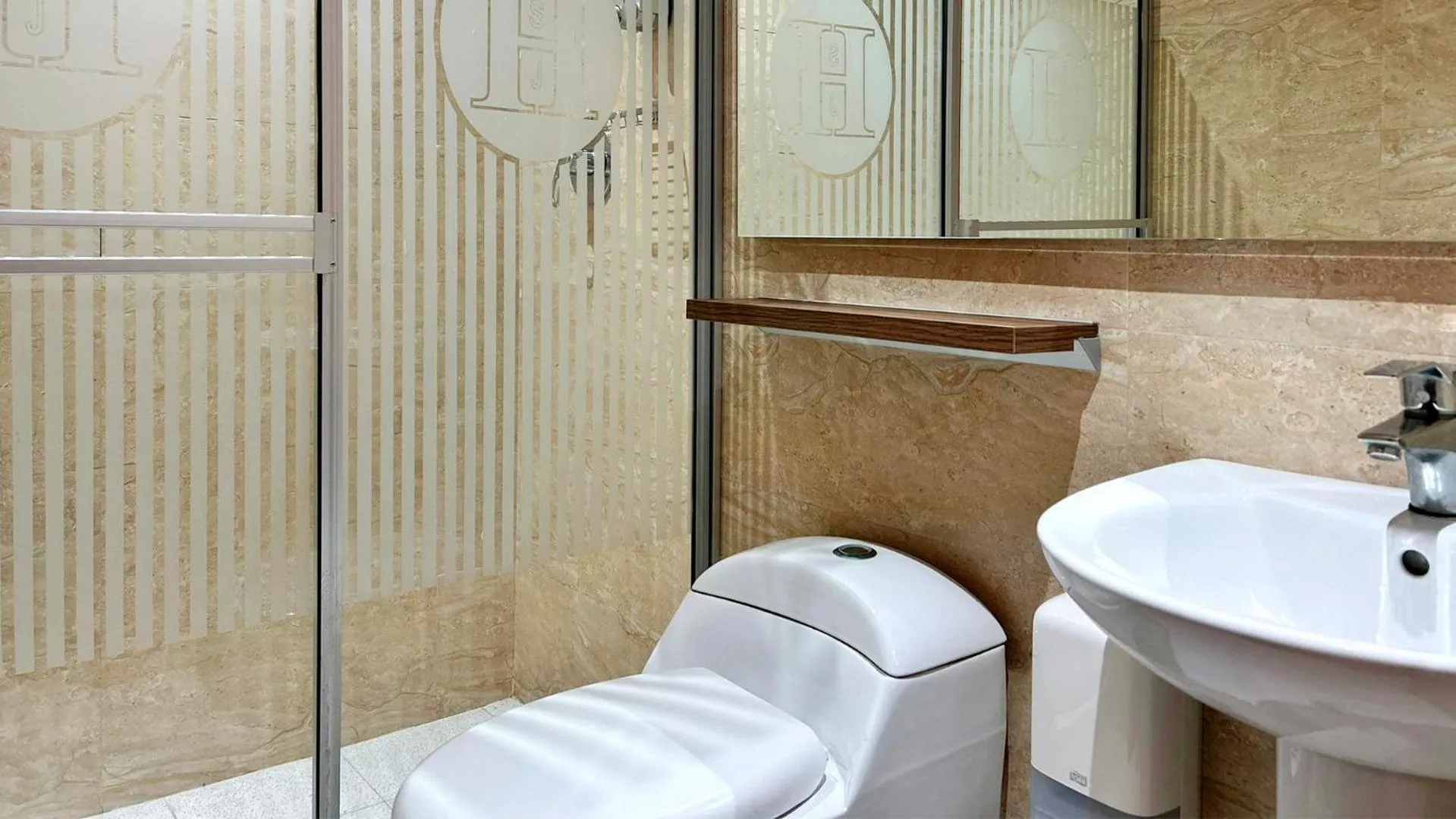 Shower in Hotel ByHours Las Américas