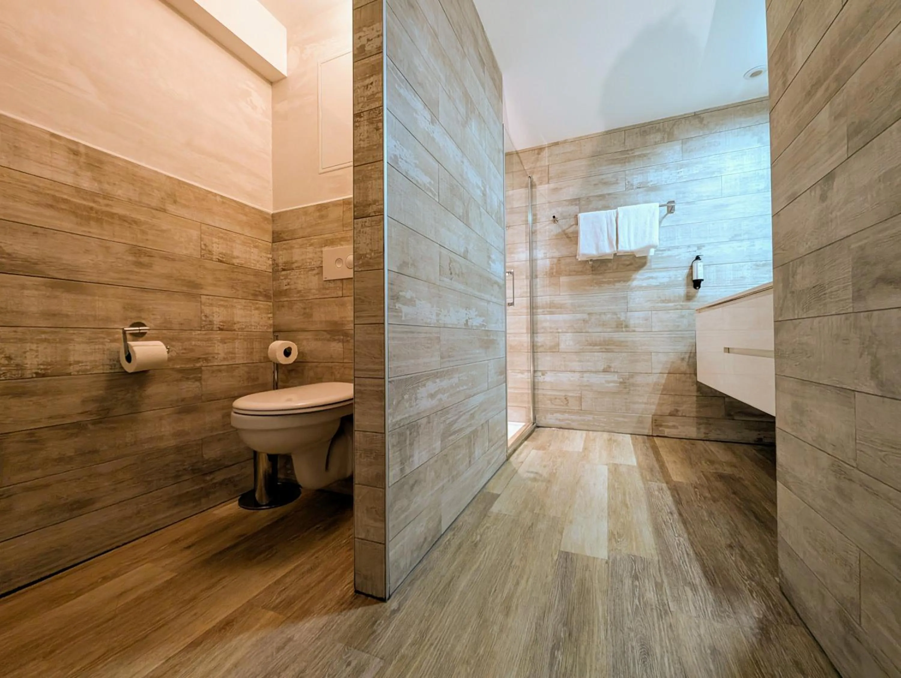 Shower in Hôtel Le Dormeur