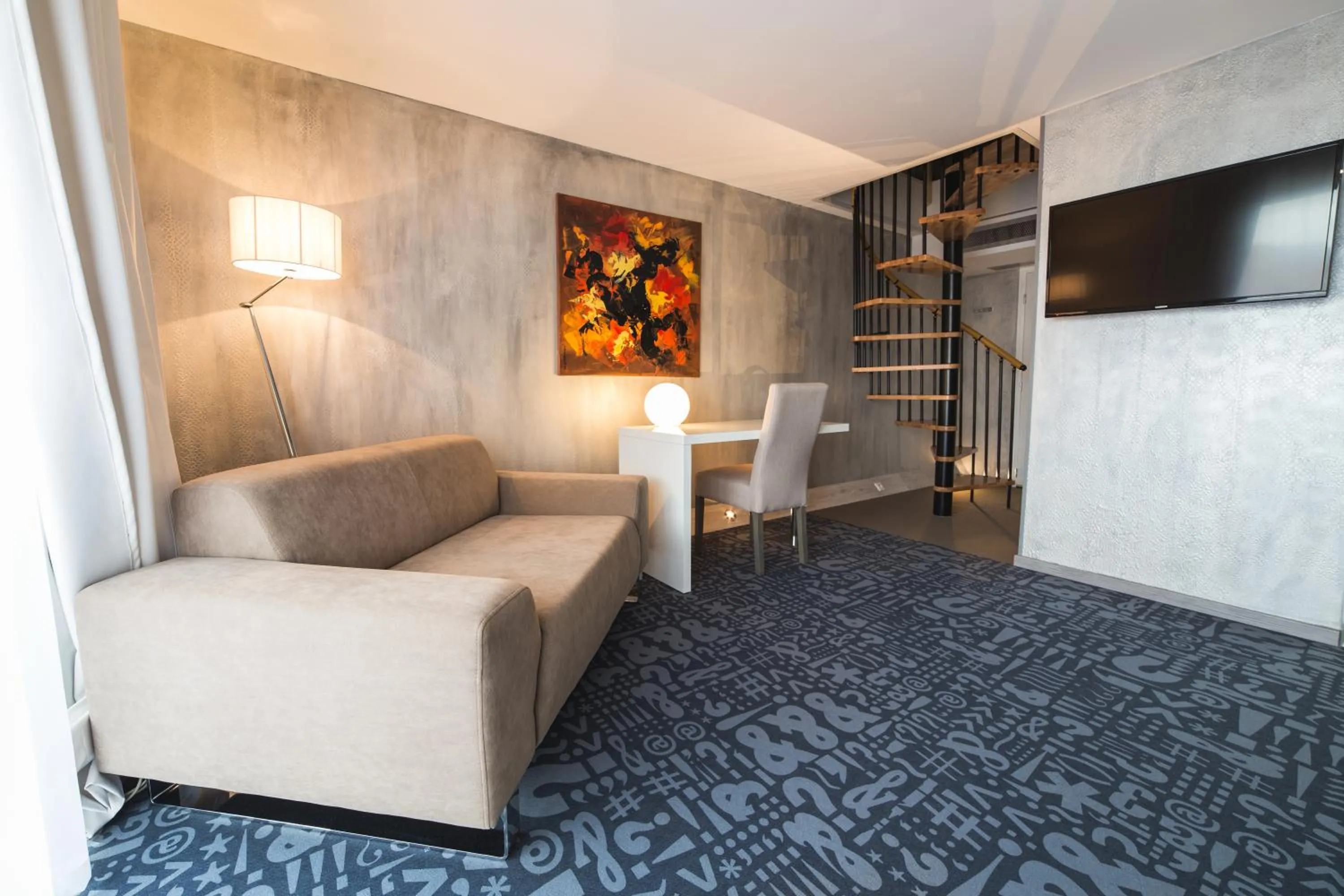 TV and multimedia in Hôtel Le Dormeur