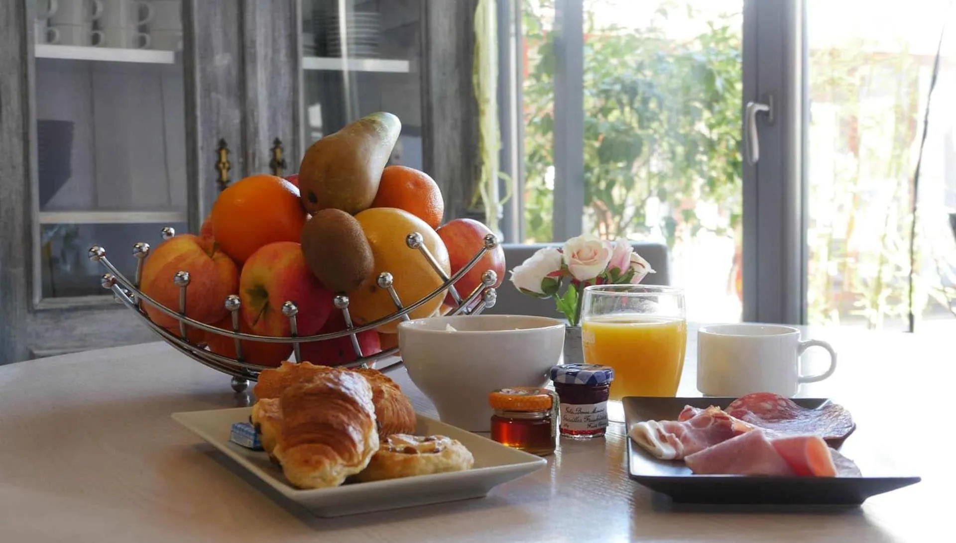 Breakfast in Hôtel Le Dormeur
