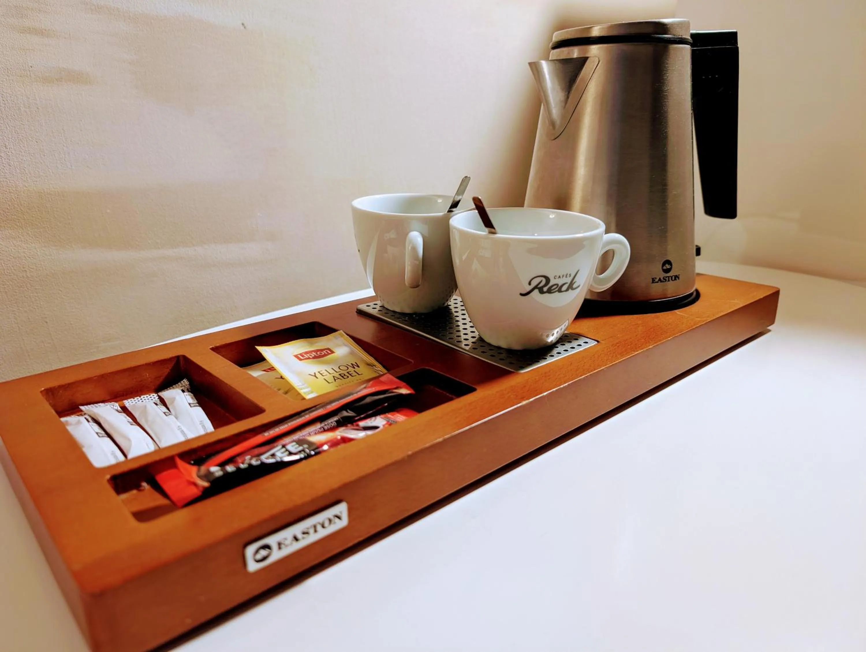 Coffee/tea facilities in Hôtel Le Dormeur