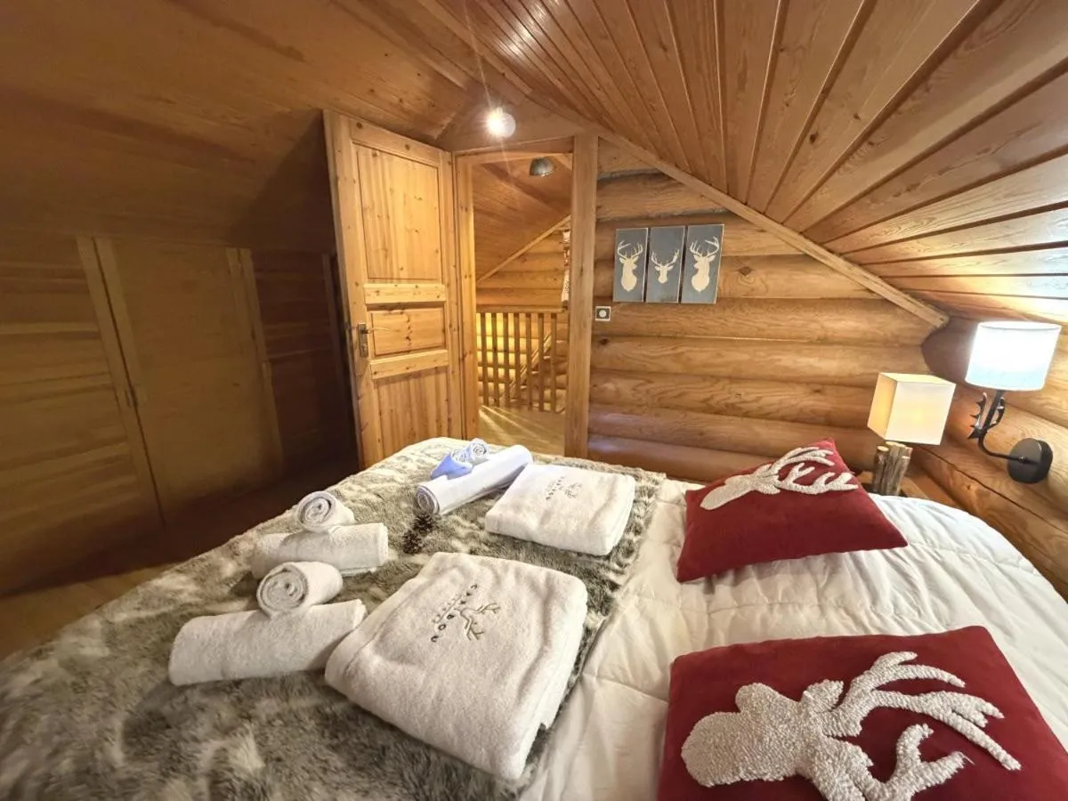 Bed in LE GRAND CERF Chalet en rondins avec SPA Jacuzzi