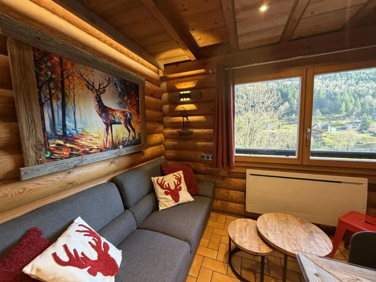 Communal lounge/ TV room in LE GRAND CERF Chalet en rondins avec SPA Jacuzzi