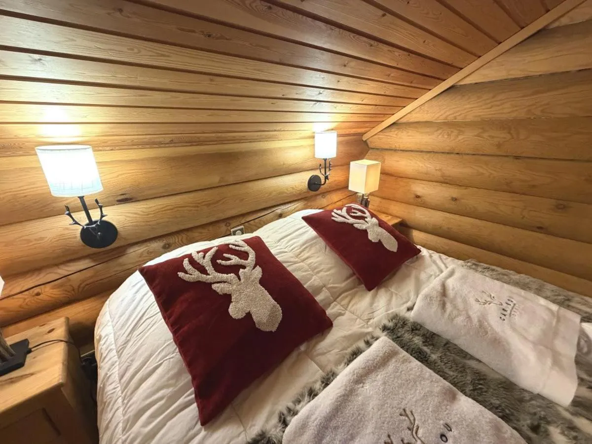 Bed in LE GRAND CERF Chalet en rondins avec SPA Jacuzzi