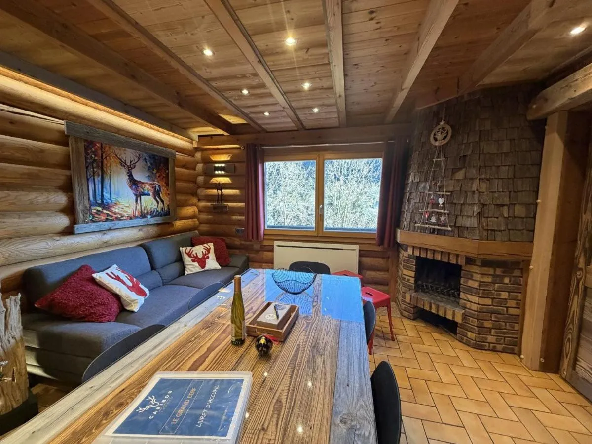 Communal lounge/ TV room in LE GRAND CERF Chalet en rondins avec SPA Jacuzzi