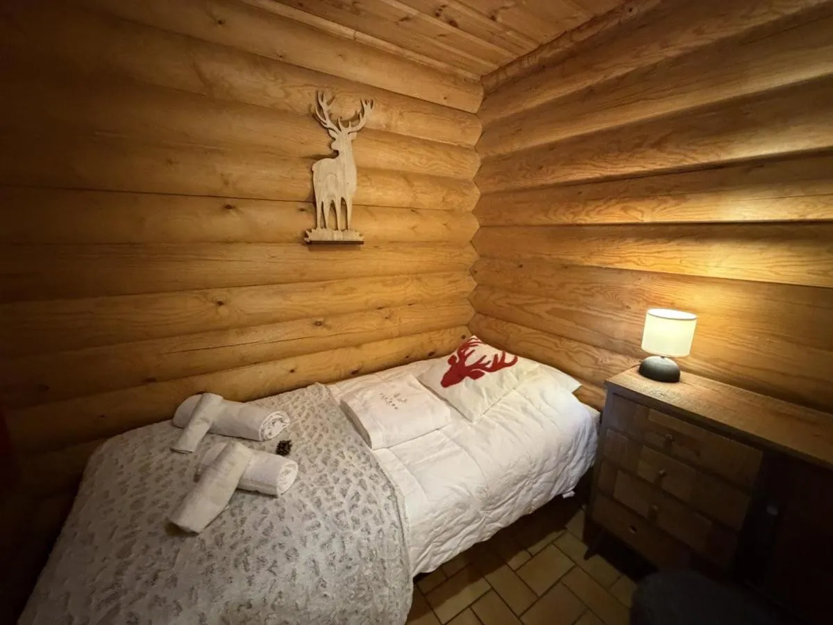 Bed in LE GRAND CERF Chalet en rondins avec SPA Jacuzzi