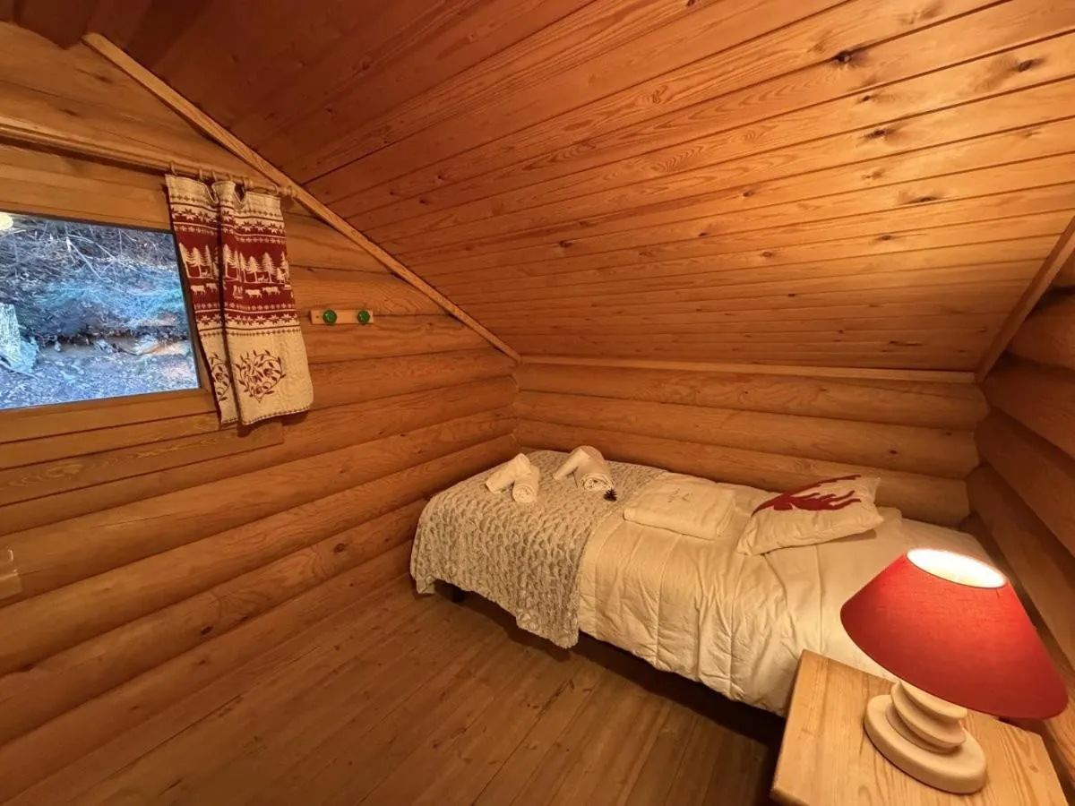 Bed in LE GRAND CERF Chalet en rondins avec SPA Jacuzzi