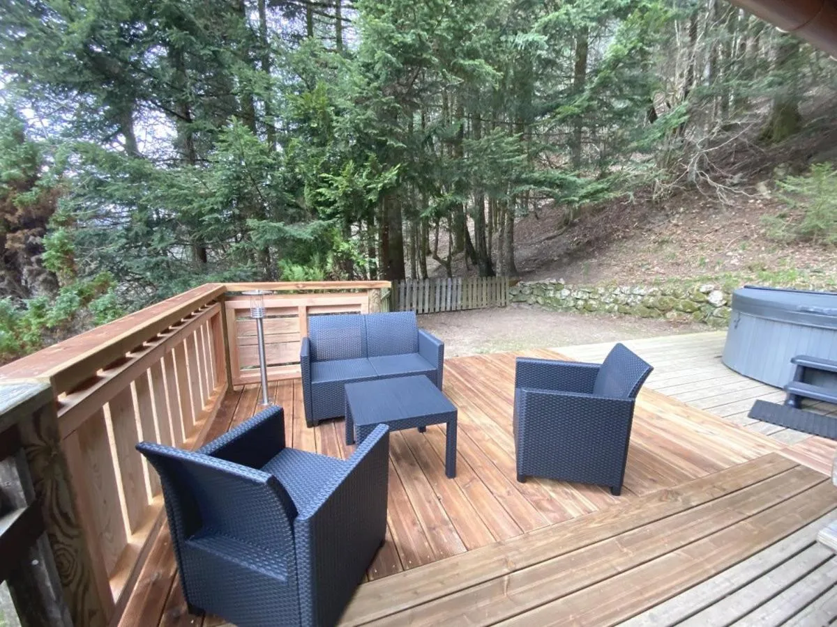 Balcony/Terrace in LE GRAND CERF Chalet en rondins avec SPA Jacuzzi
