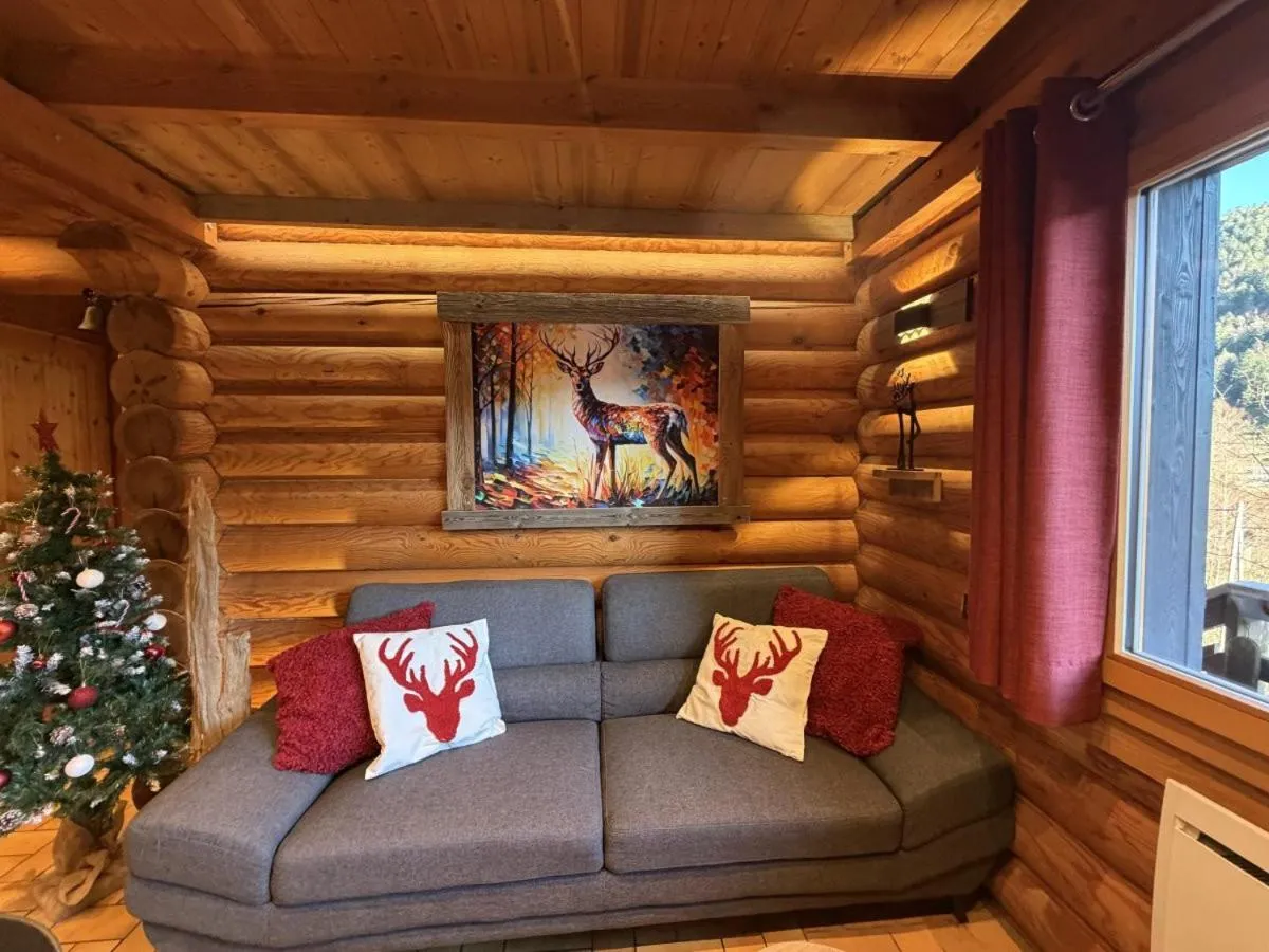 Communal lounge/ TV room in LE GRAND CERF Chalet en rondins avec SPA Jacuzzi