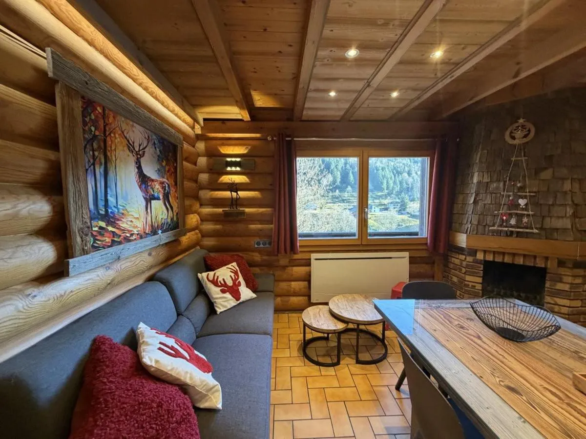 Communal lounge/ TV room in LE GRAND CERF Chalet en rondins avec SPA Jacuzzi