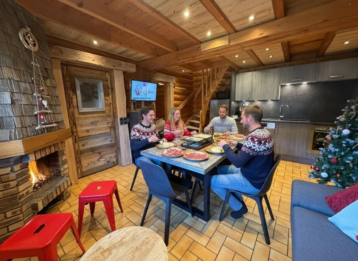 Communal lounge/ TV room in LE GRAND CERF Chalet en rondins avec SPA Jacuzzi