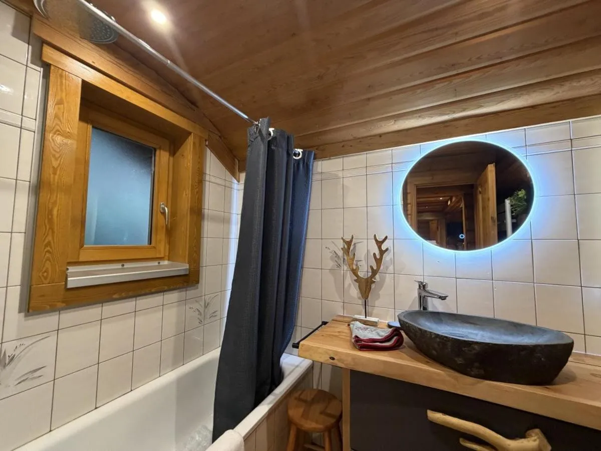 Bathroom in LE GRAND CERF Chalet en rondins avec SPA Jacuzzi