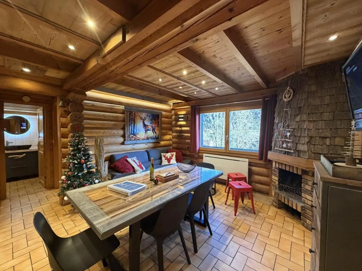 Communal lounge/ TV room in LE GRAND CERF Chalet en rondins avec SPA Jacuzzi