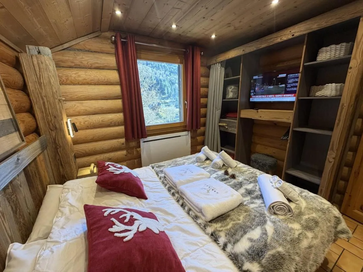 Bed in LE GRAND CERF Chalet en rondins avec SPA Jacuzzi