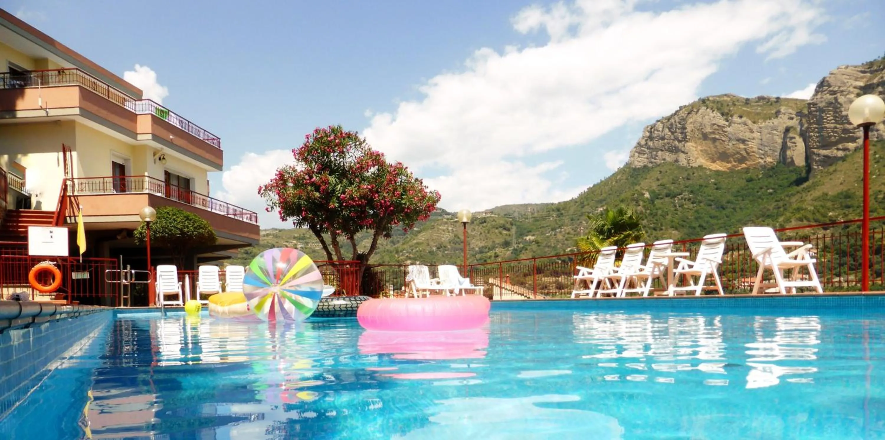 Swimming pool in Residence Green Park