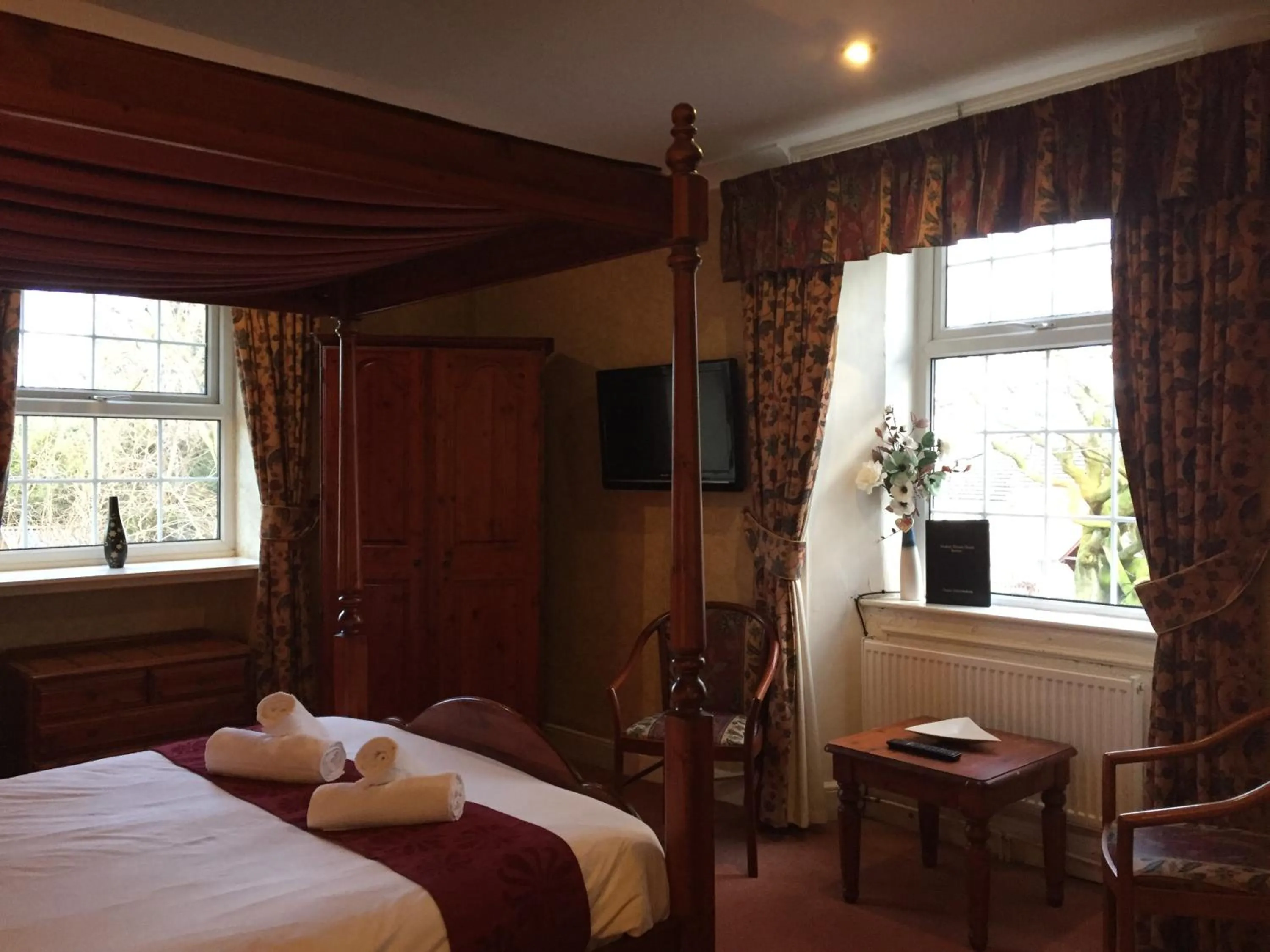 Photo of the whole room in Healey House Hotel