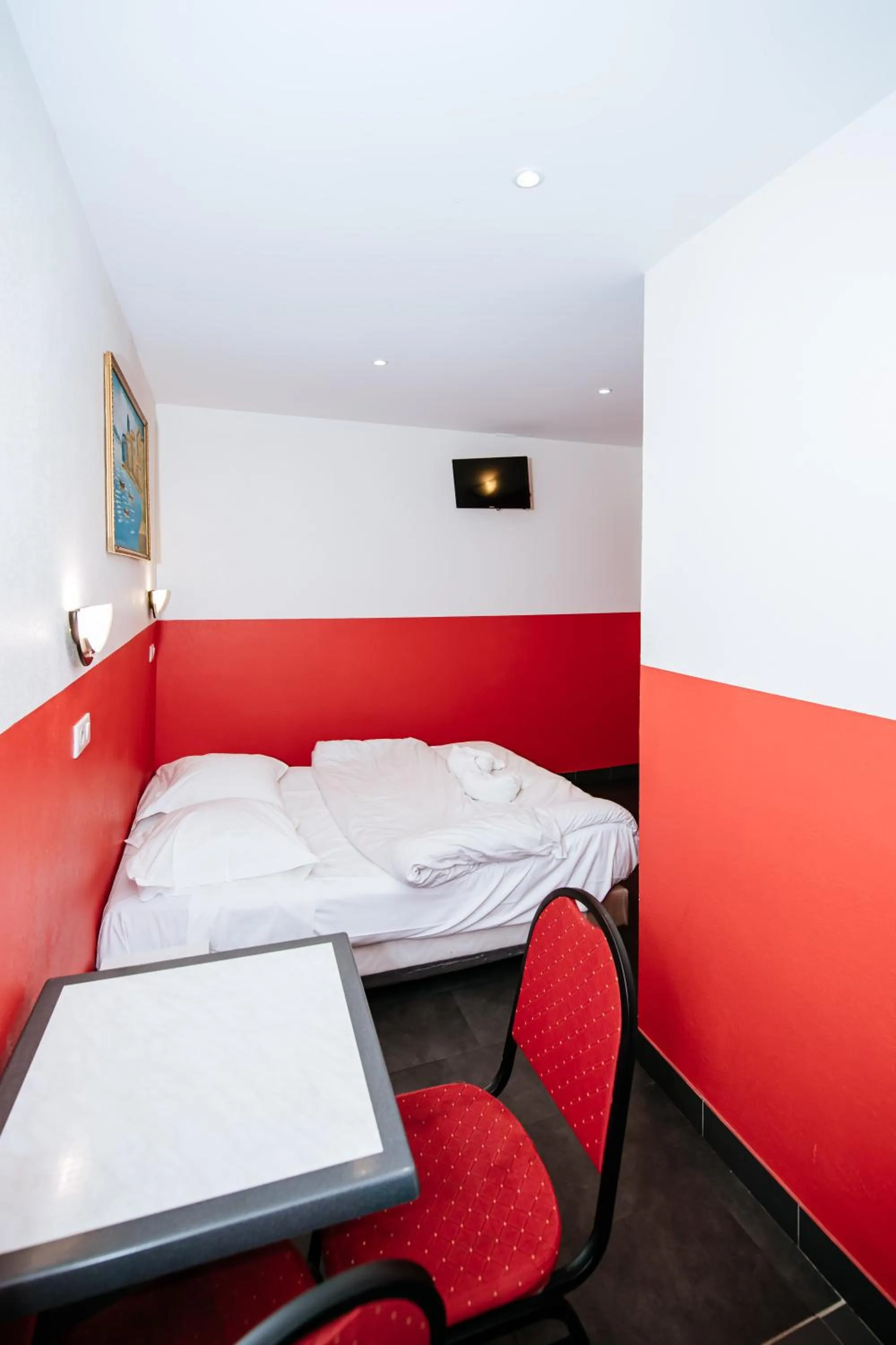 Bedroom, Bed in Hotel De La Poste